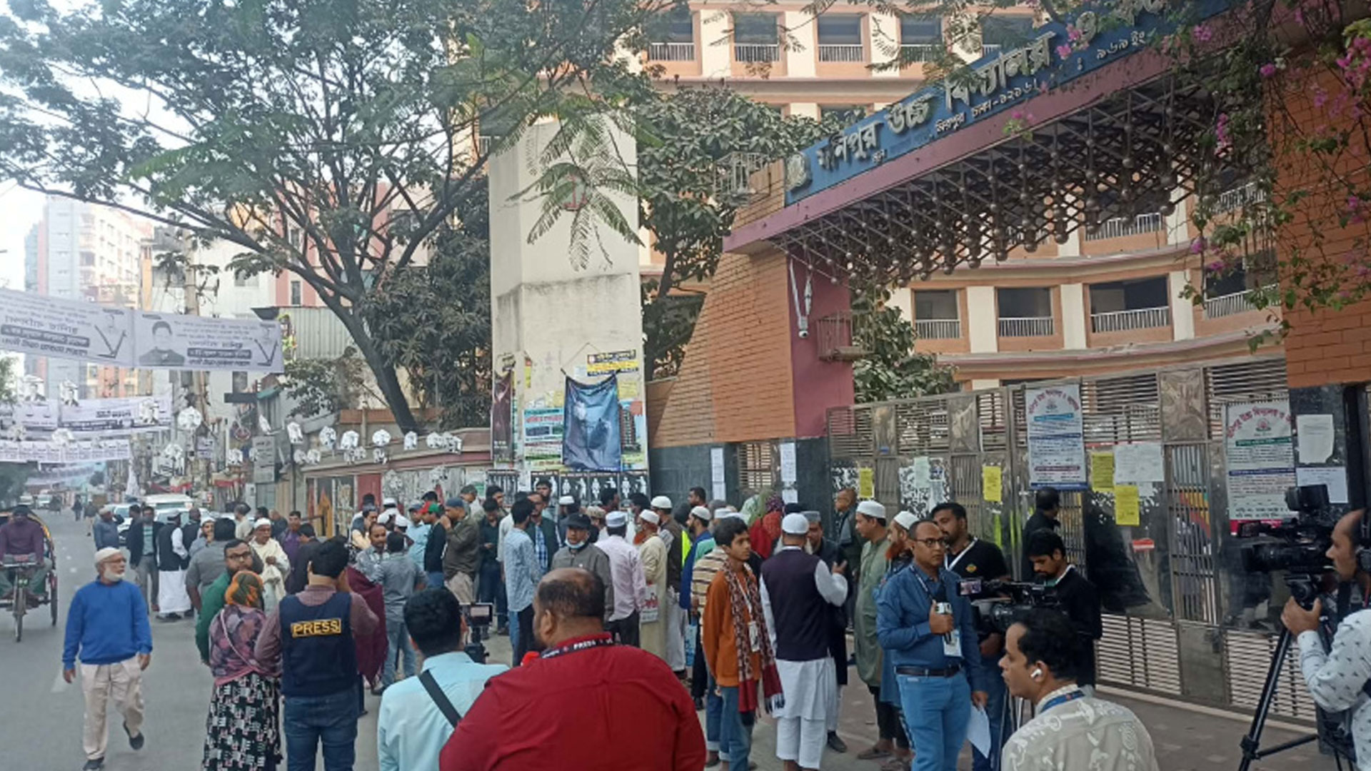 ভোটগ্রহণ চলছে, কেন্দ্রে ভোটারদের লাইন