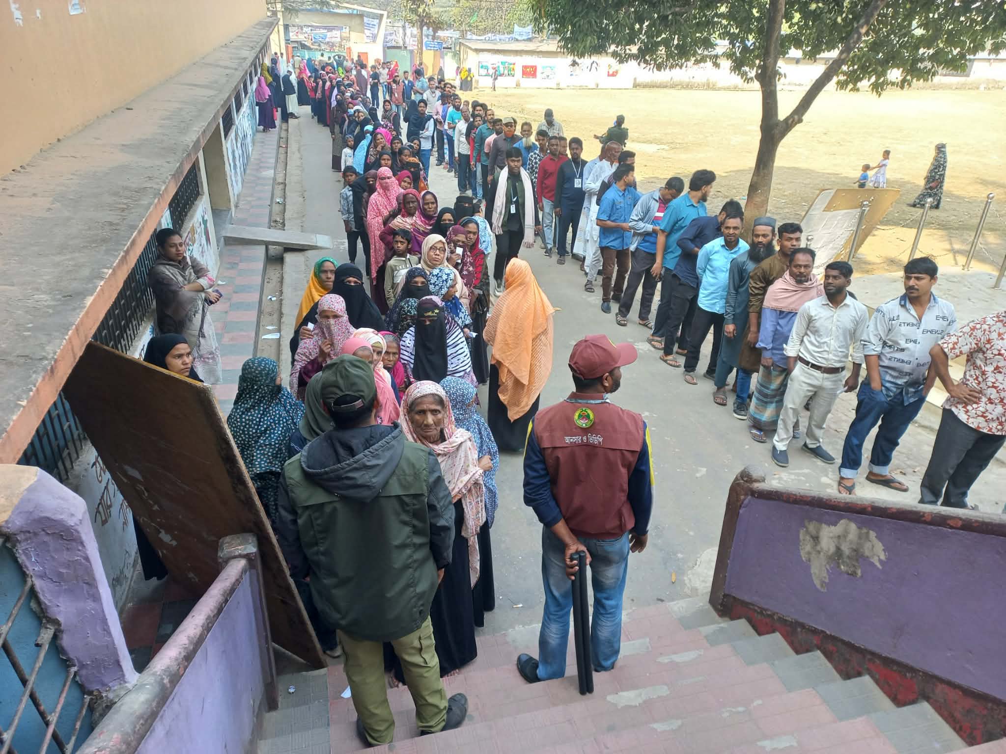 নির্বাচনের প্রথম দুই ঘণ্টায় শান্তিপূর্ণ ভোটগ্রহণ