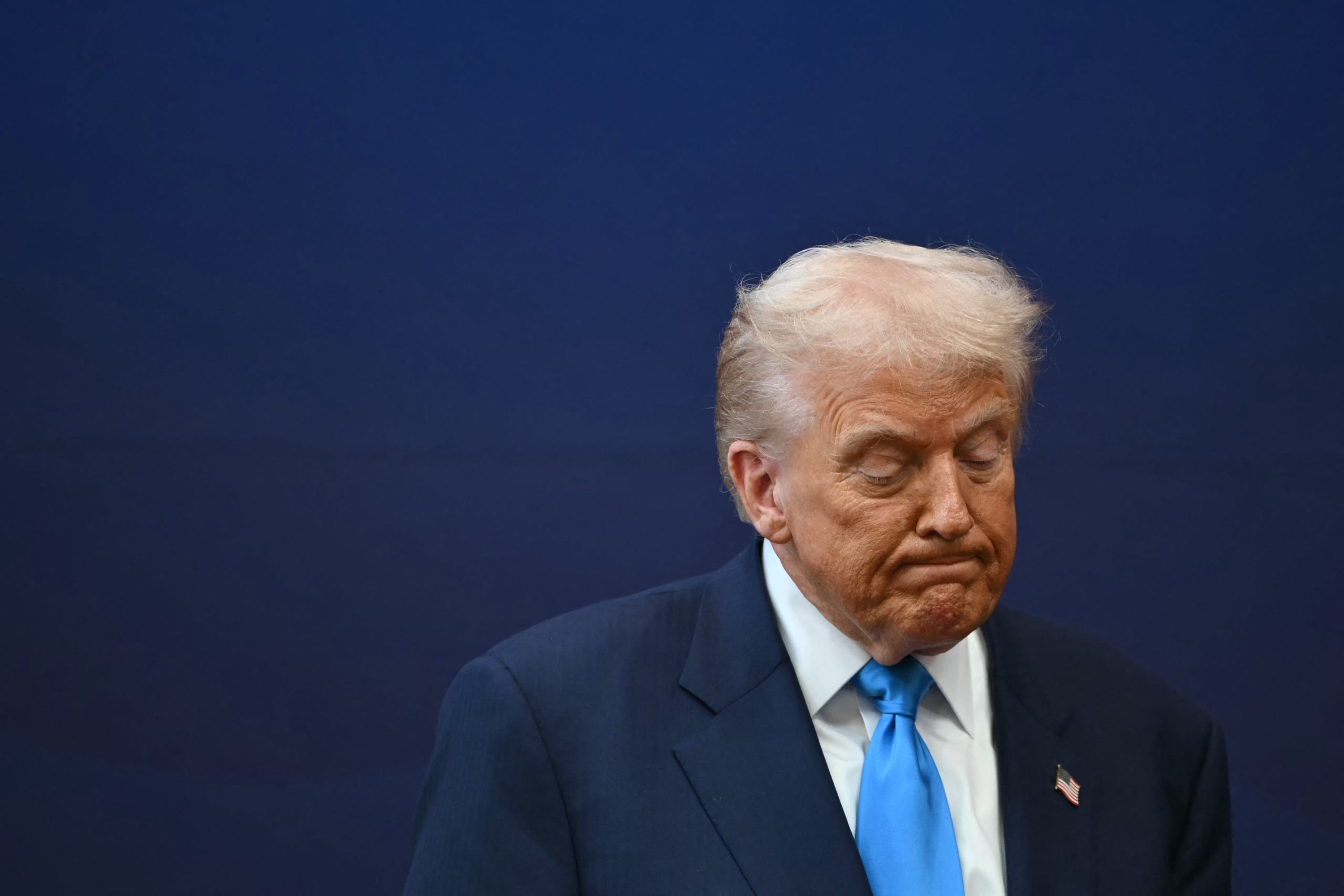 ট্রাম্প নিজের ফাঁদে নিজেই ধরা?