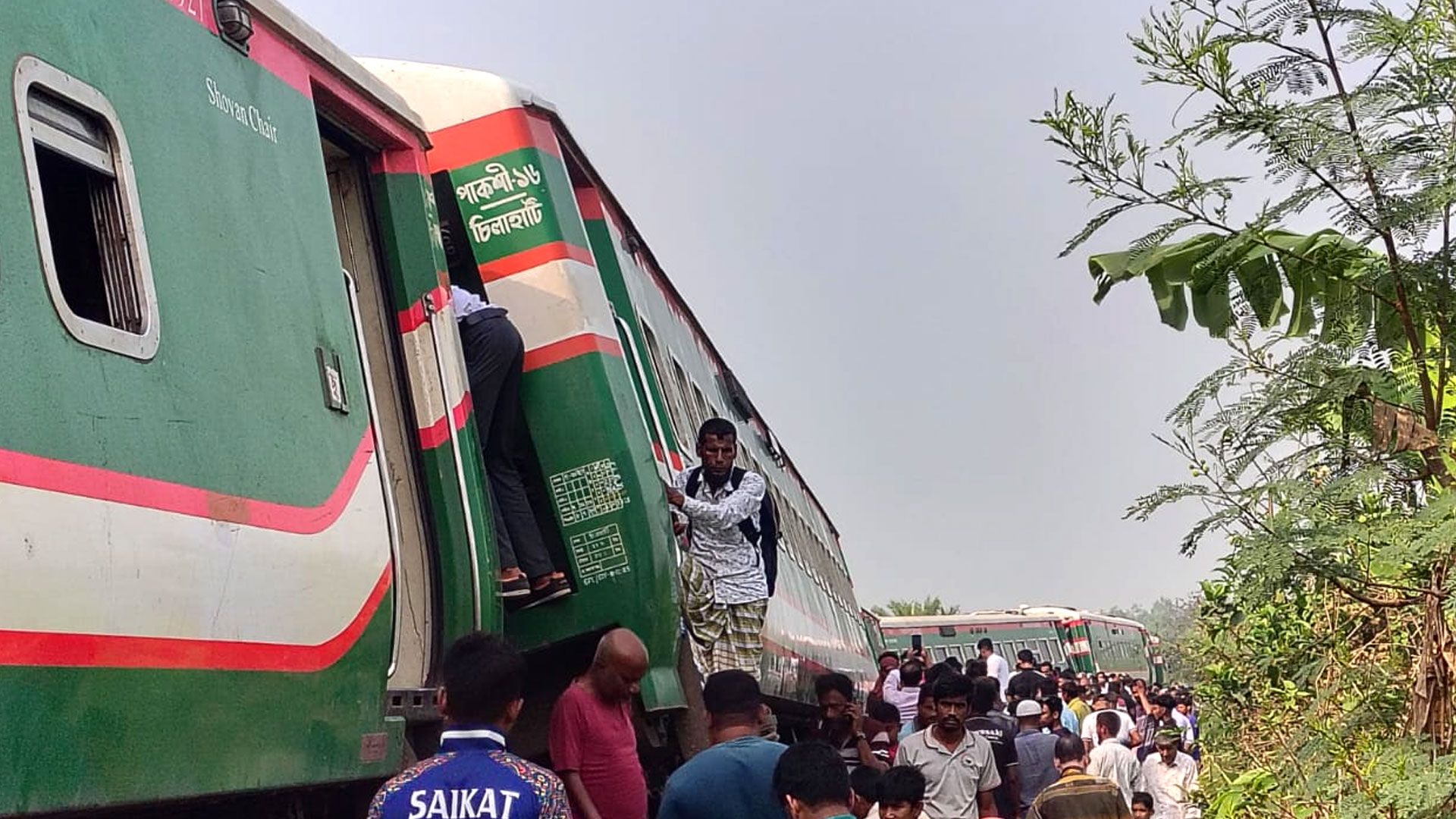 নীলসাগর এক্সপ্রেস লাইনচ্যুত: আহত অন্তত ৬৬, উদ্ধারে লাগতে পারে ৮-১০ ঘণ্টা