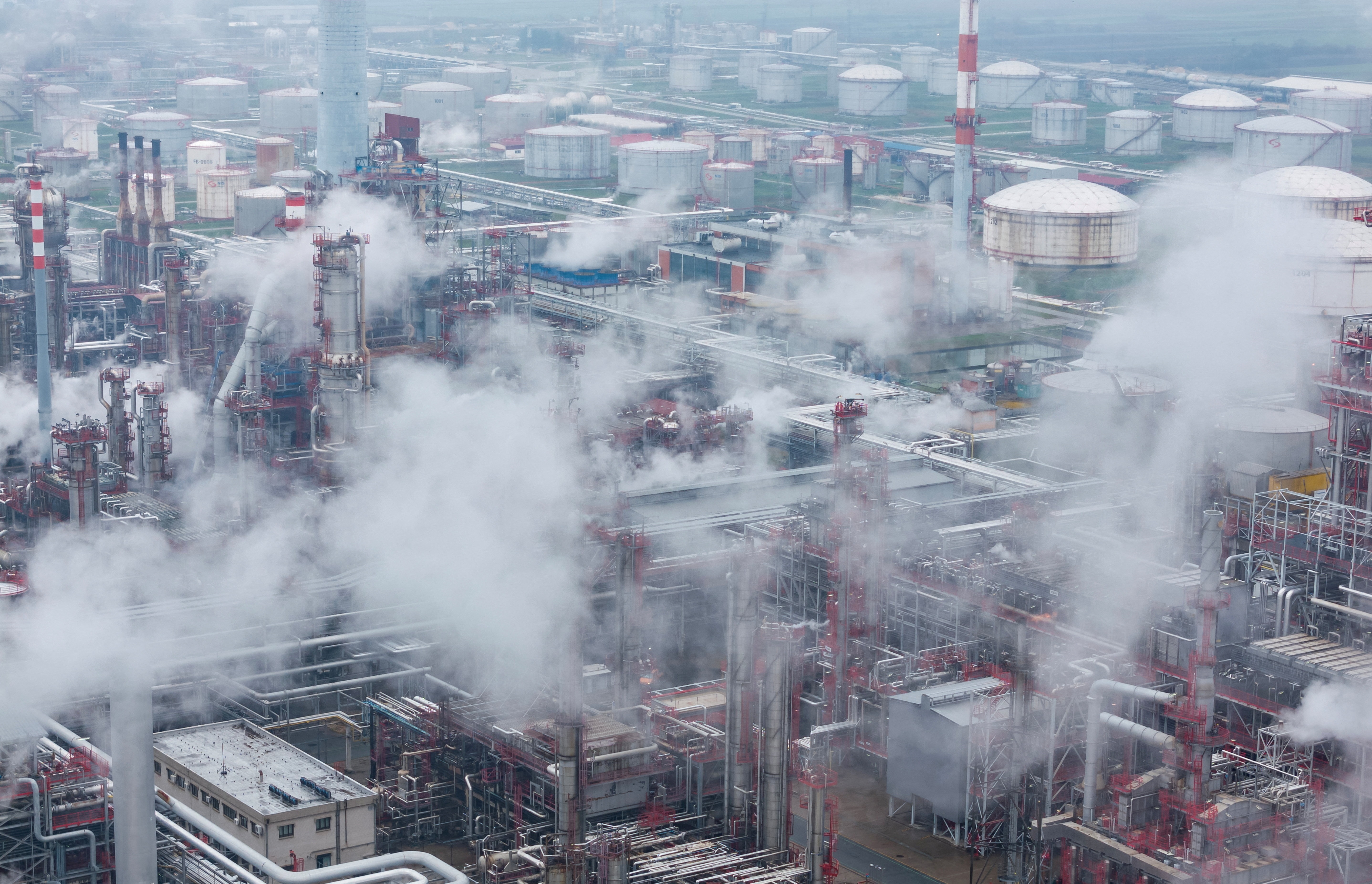 হামলার আশঙ্কায় আমিরাতে তেল শোধনাগার বন্ধ