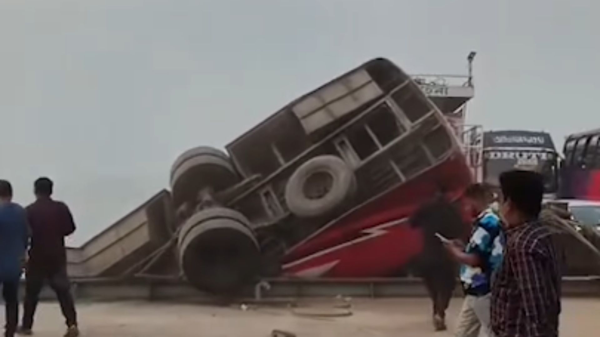 দৌলতদিয়ায় ফেরিতে উঠতে গিয়ে বাস নদীতে, হতাহতের শঙ্কা