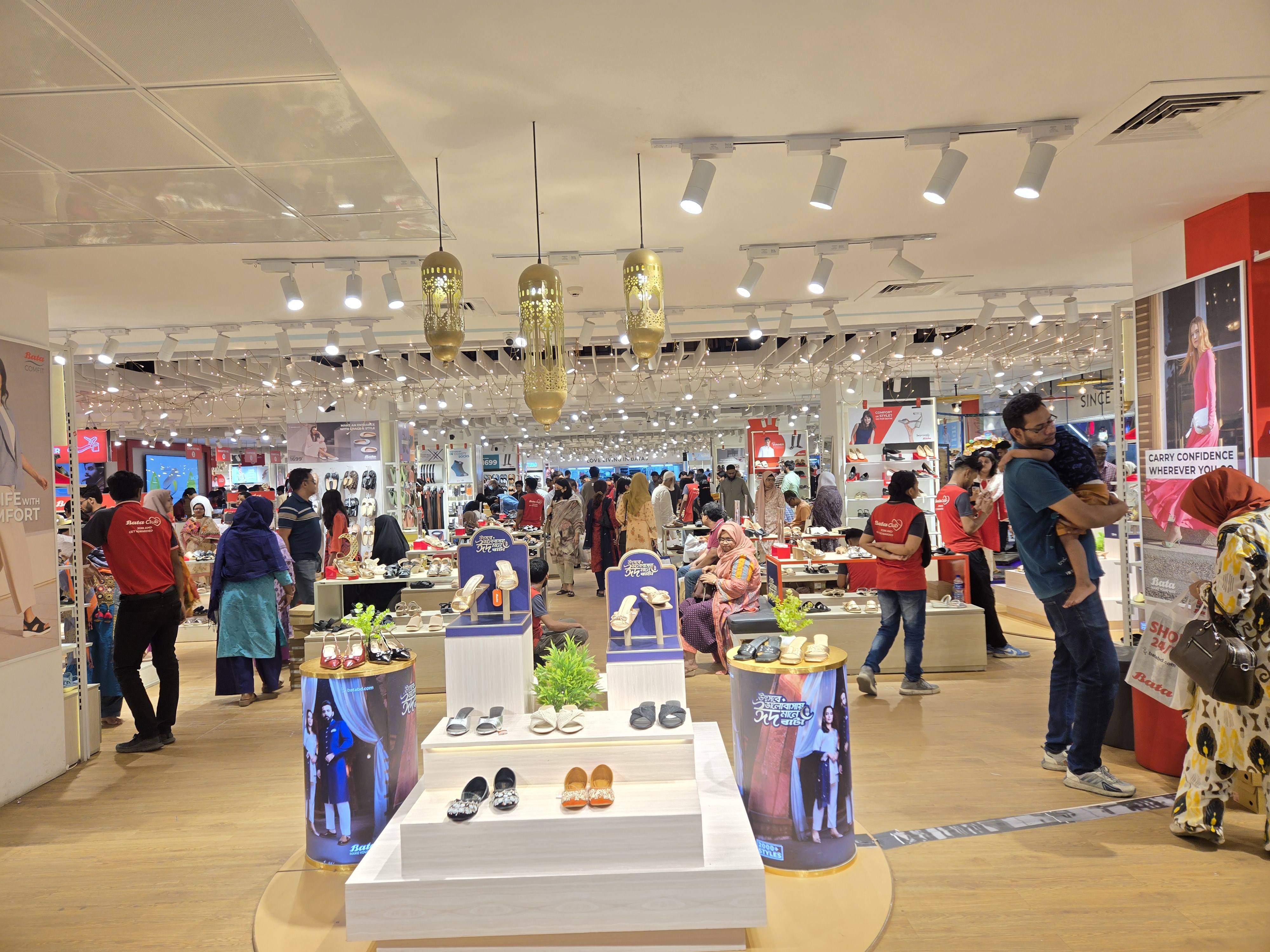 দোকান, বিপণিবিতান সন্ধ্যায় খোলা রাখার সময় বাড়ল