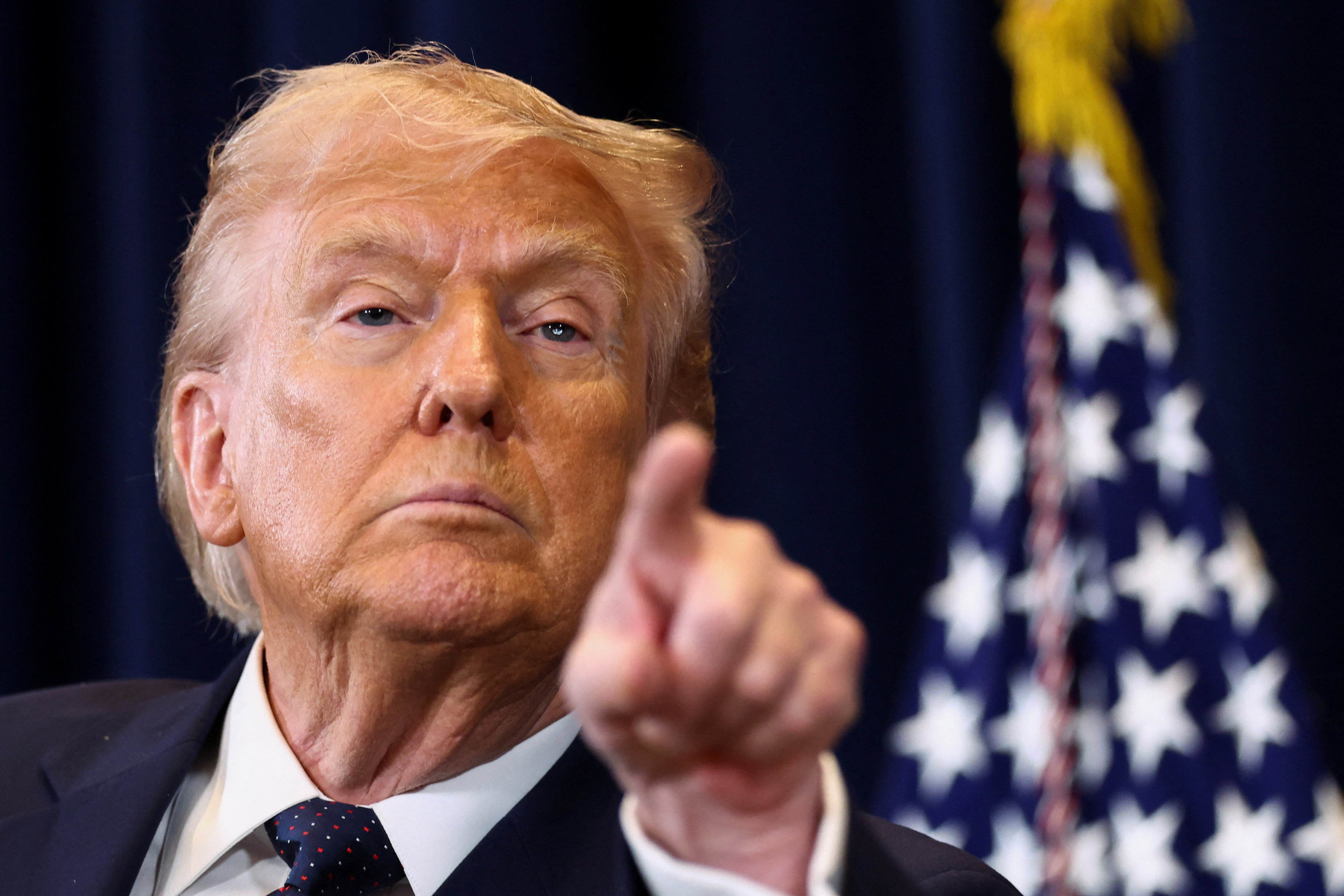 ইরান বলেছে দেশটি ‘ভেঙে পড়ার দ্বারপ্রান্তে’, হরমুজ খুলে দেওয়ার অনুরোধ করছে: ট্রাম্প