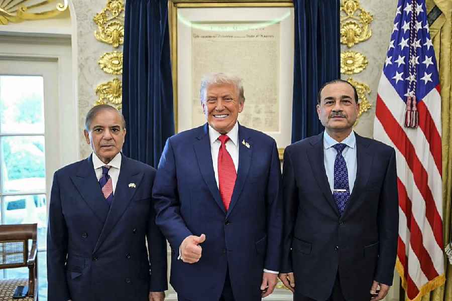 ইরান যুদ্ধ বন্ধে ‘মঞ্চে’ পাকিস্তান, ‘দর্শকসারিতে’ ভারত