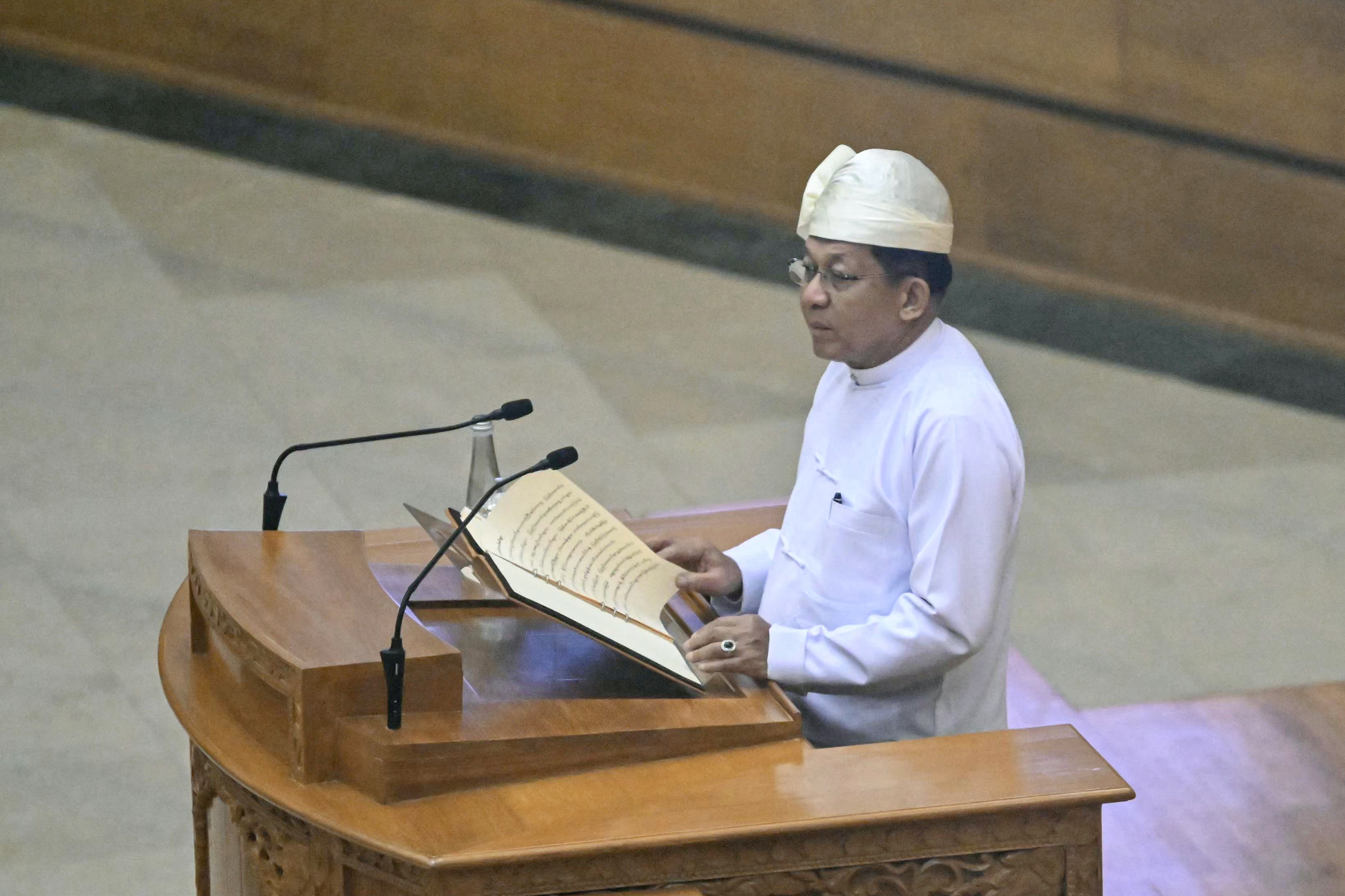 শপথ নিলেন প্রেসিডেন্ট মিন অং হ্লাইং 