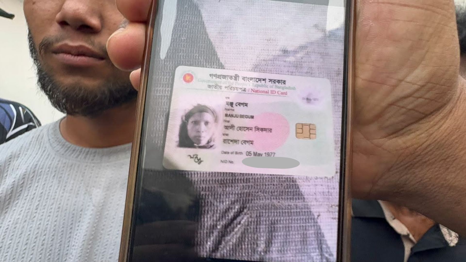 ‘মা আজই প্রথম ওই কারখানায় গেল, আগুনের পর থেকে খুঁজে পাচ্ছি না’