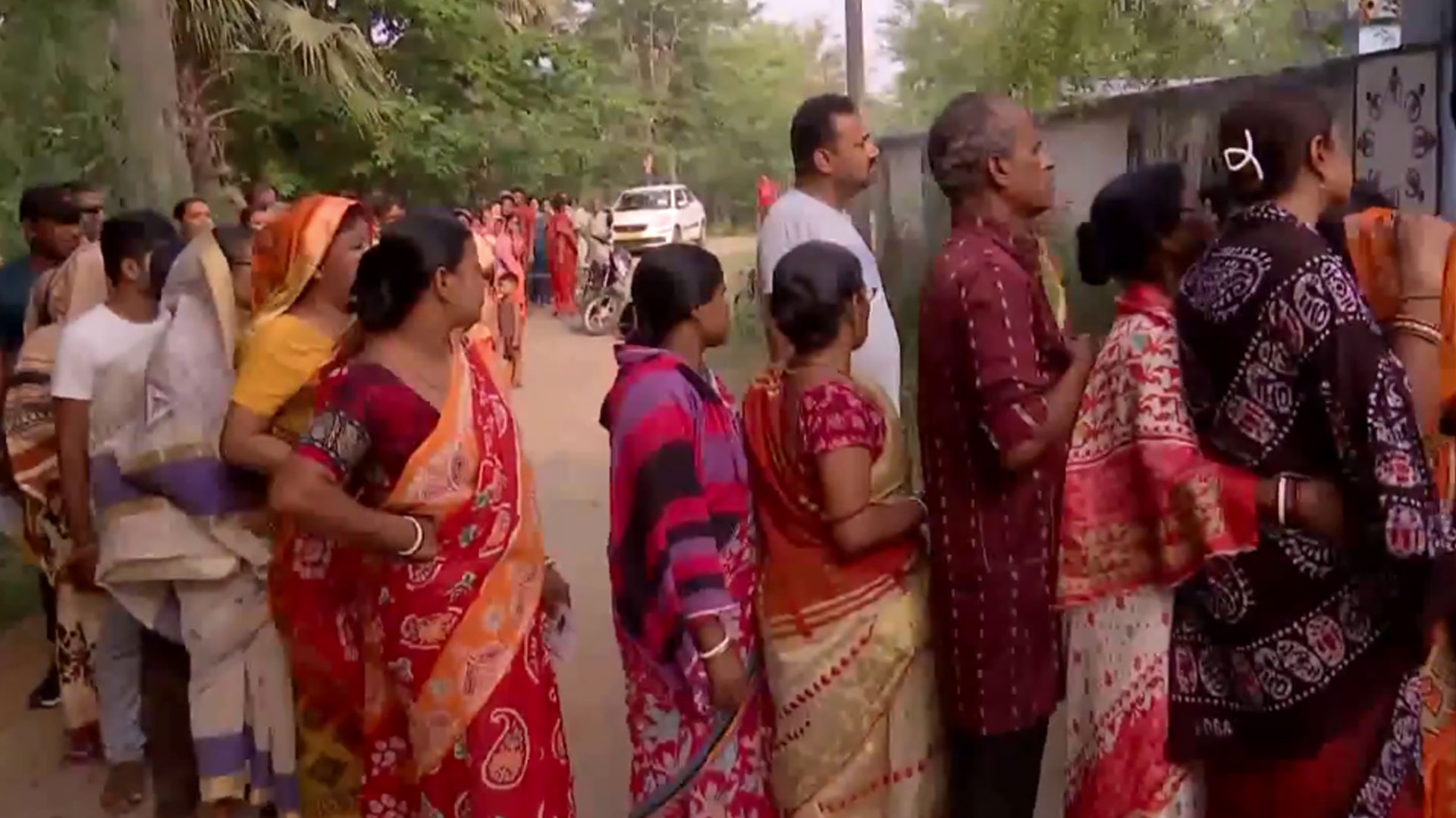 পশ্চিমবঙ্গের বিধানসভা নির্বাচনে প্রথম দফার ভোটগ্রহণ চলছে