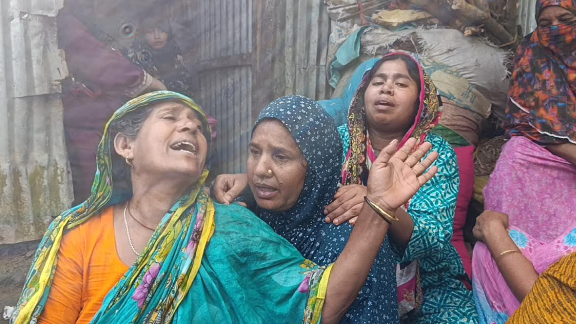 পাশাপাশি কবরে চিরনিদ্রায় মা-মেয়েসহ ৫ জন