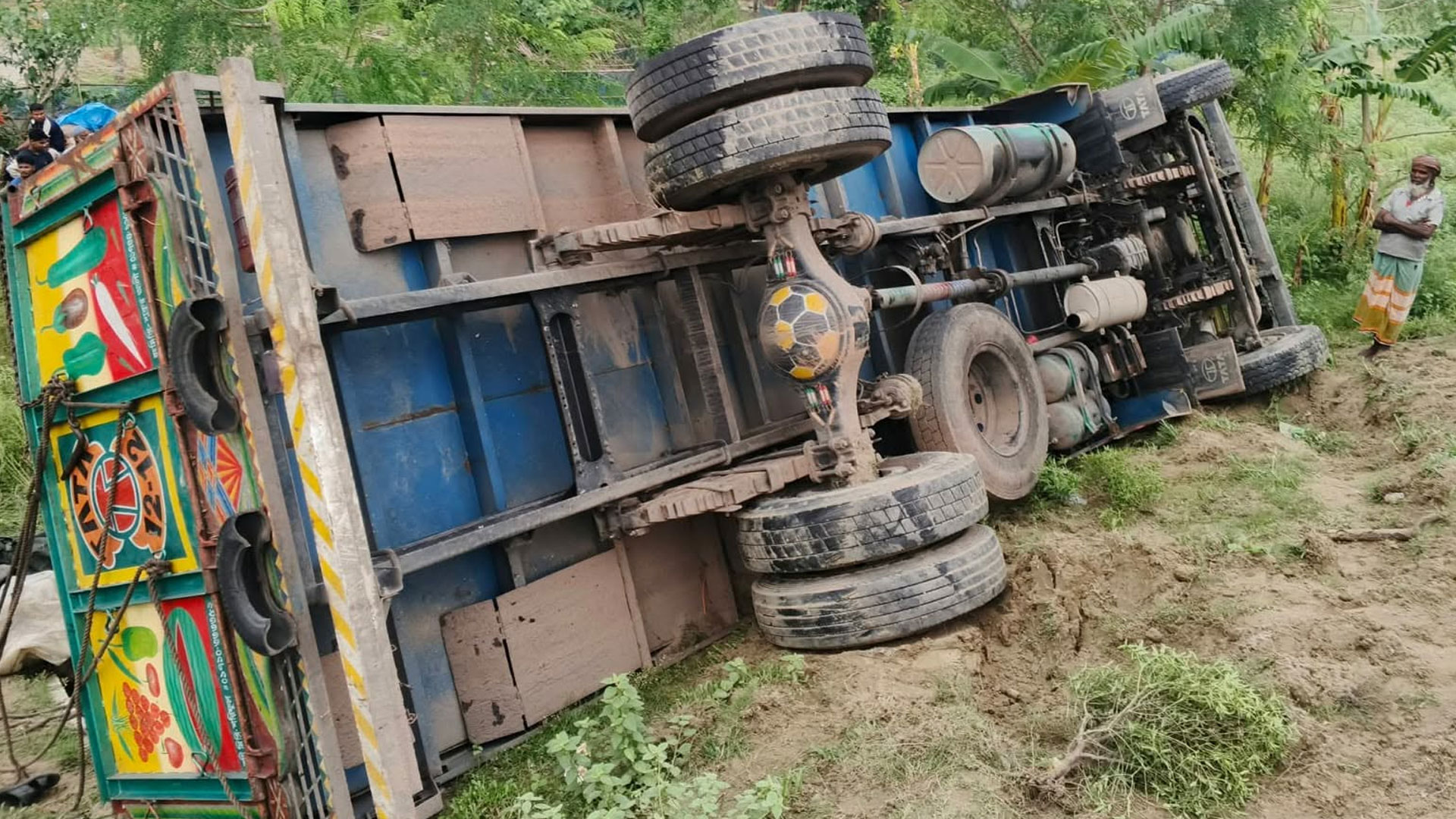 যমুনা সেতুর পূর্ব প্রান্তে ট্রাক উল্টে নিহত ১৫