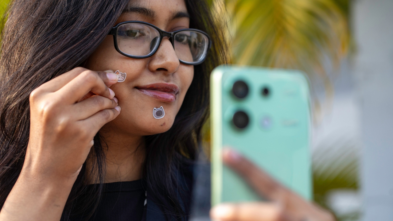 পিম্পল প্যাচ: ত্বকের যত্ন যখন ফ্যাশন ট্রেন্ড