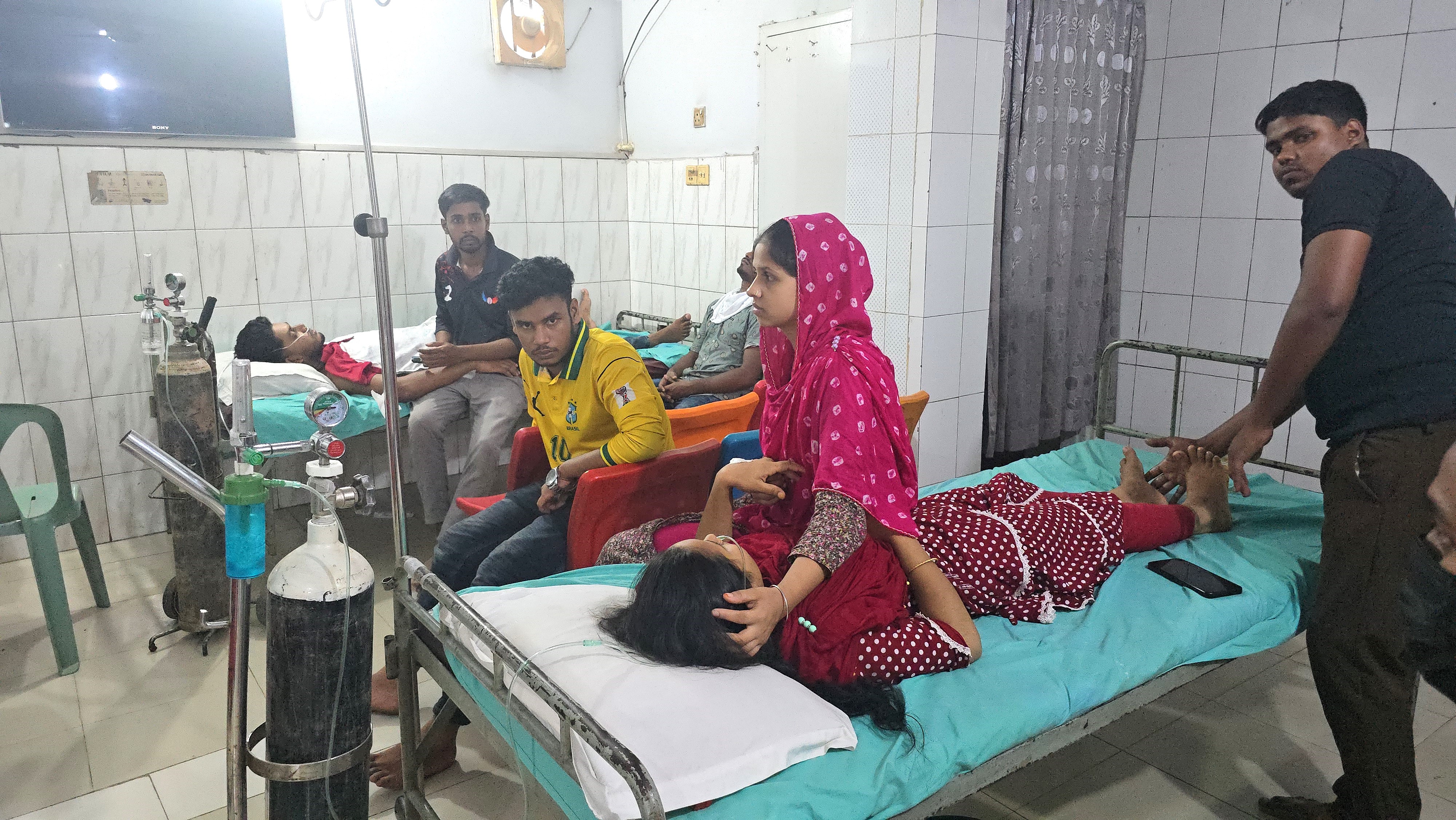 আশুলিয়ায় কয়েকটি পোশাক কারখানায় শ্রমিক হঠাৎ অসুস্থ, তদন্তে কমিটি