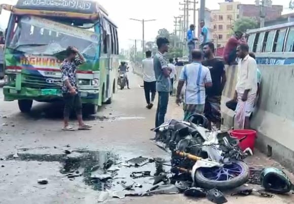 ধামরাইয়ে বাসের ধাক্কায় শিক্ষার্থীসহ ৩ মোটরসাইকেল আরোহী নিহত