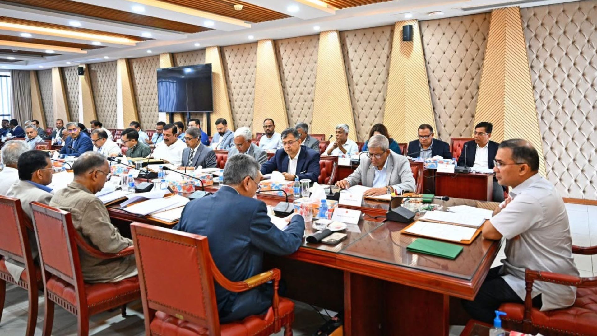 ২০ বছর পর হচ্ছে নতুন ভিসা নীতি, খসড়া পর্যালোচনায় মন্ত্রিসভা কমিটি