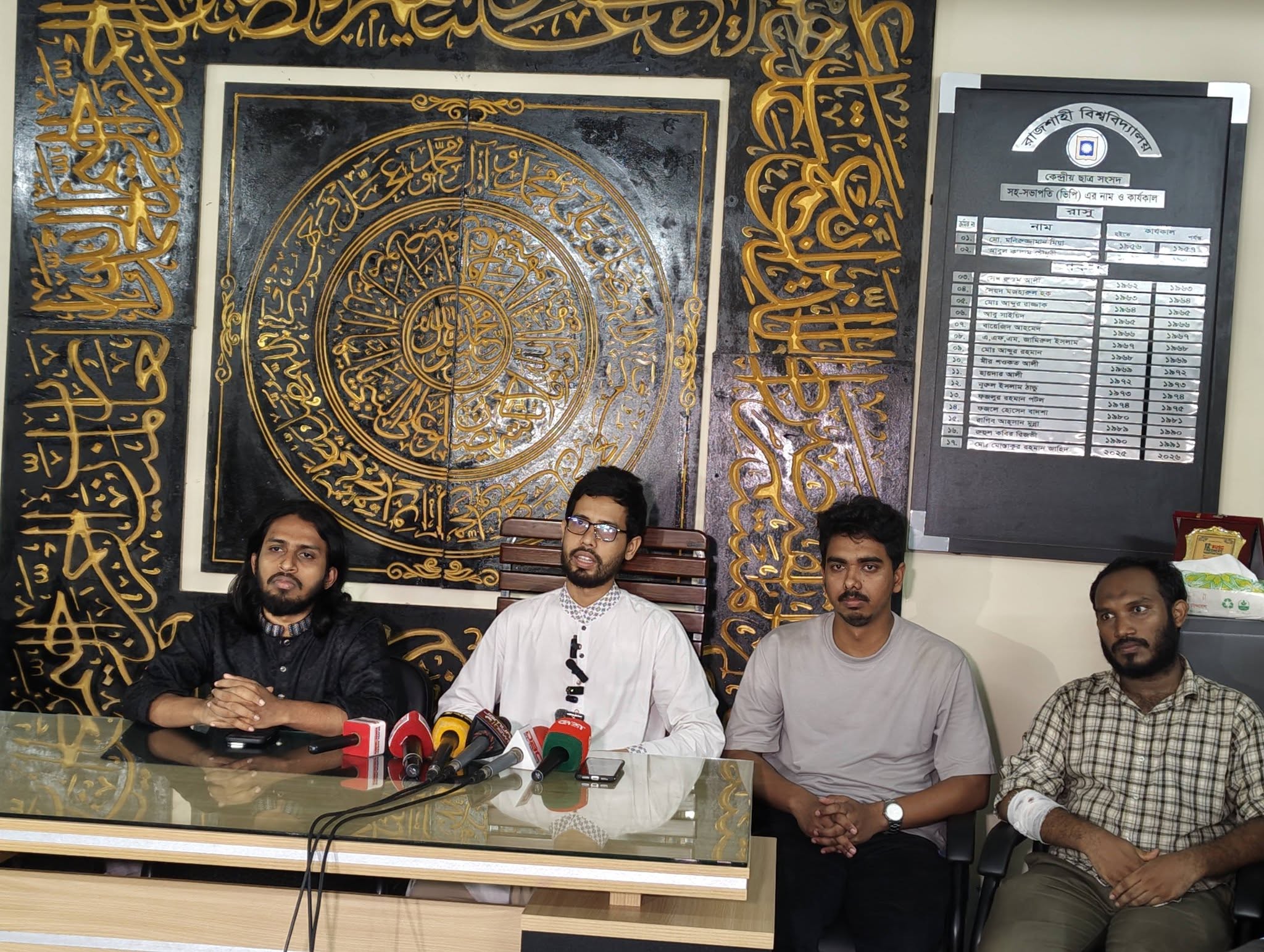মারধরের সংবাদ প্রকাশ করায় সাংবাদিকদের হুমকি রাকসু ভিপির