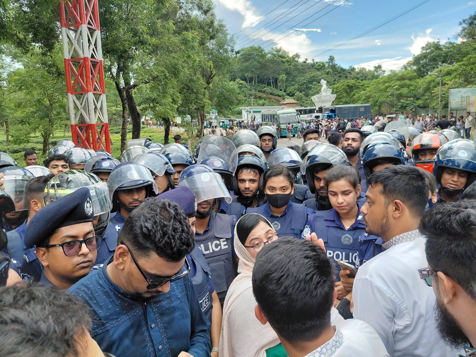 শ্রীমঙ্গলে পুলিশের ব্যারিকেড পার হয়ে হবিগঞ্জের পথে এনসিপি নেতারা