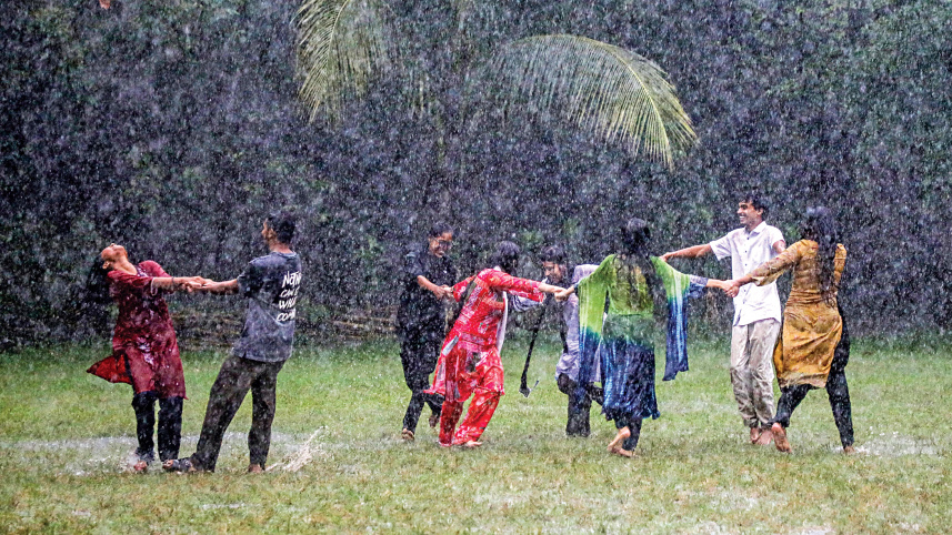 বৃষ্টিতে ভেজার এই উপকারিতাগুলো জানেন?