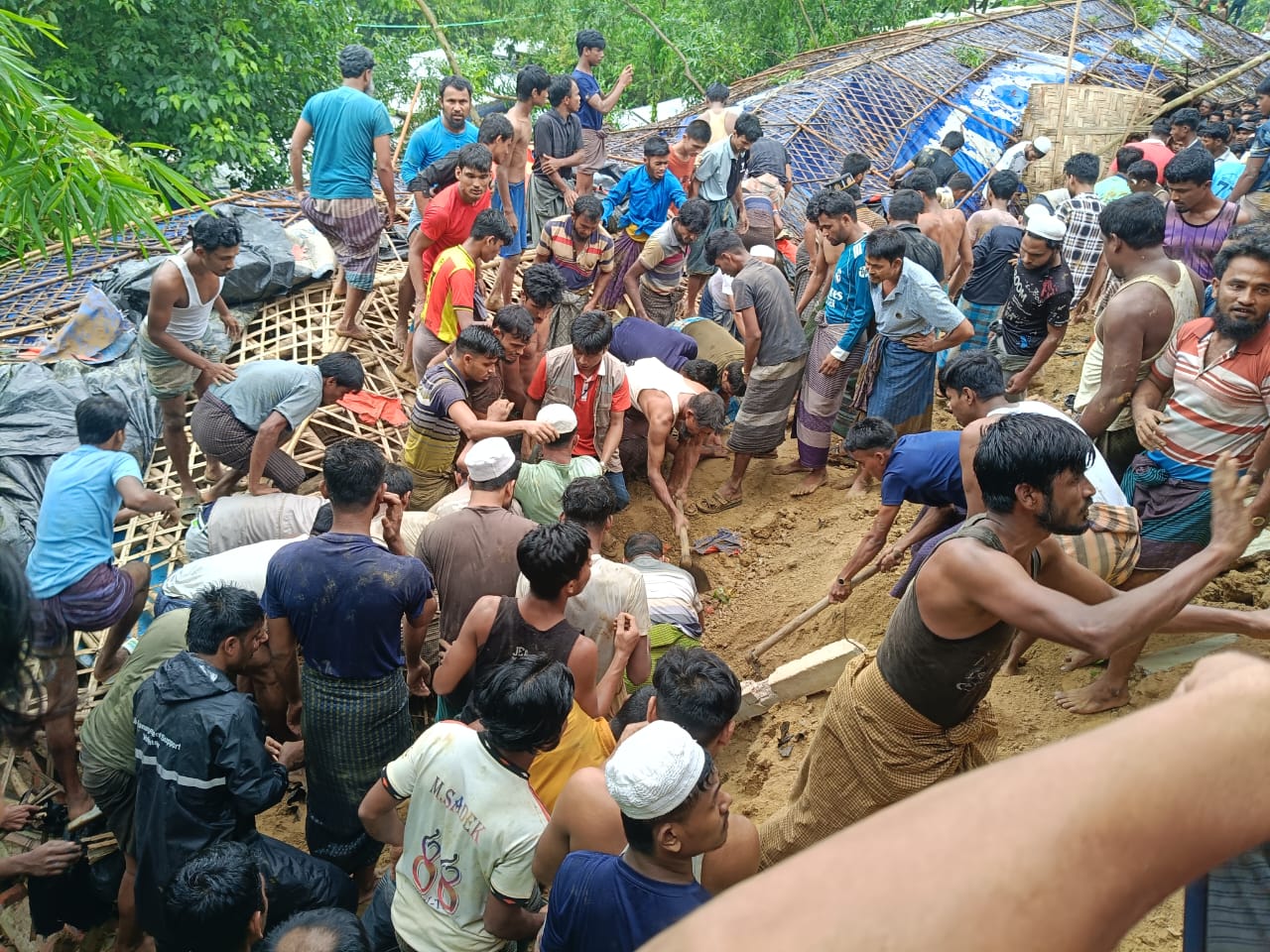 রোহিঙ্গা ক্যাম্পের মাদ্রাসায় পাহাড় ধসে মৃত্যু বেড়ে ৫