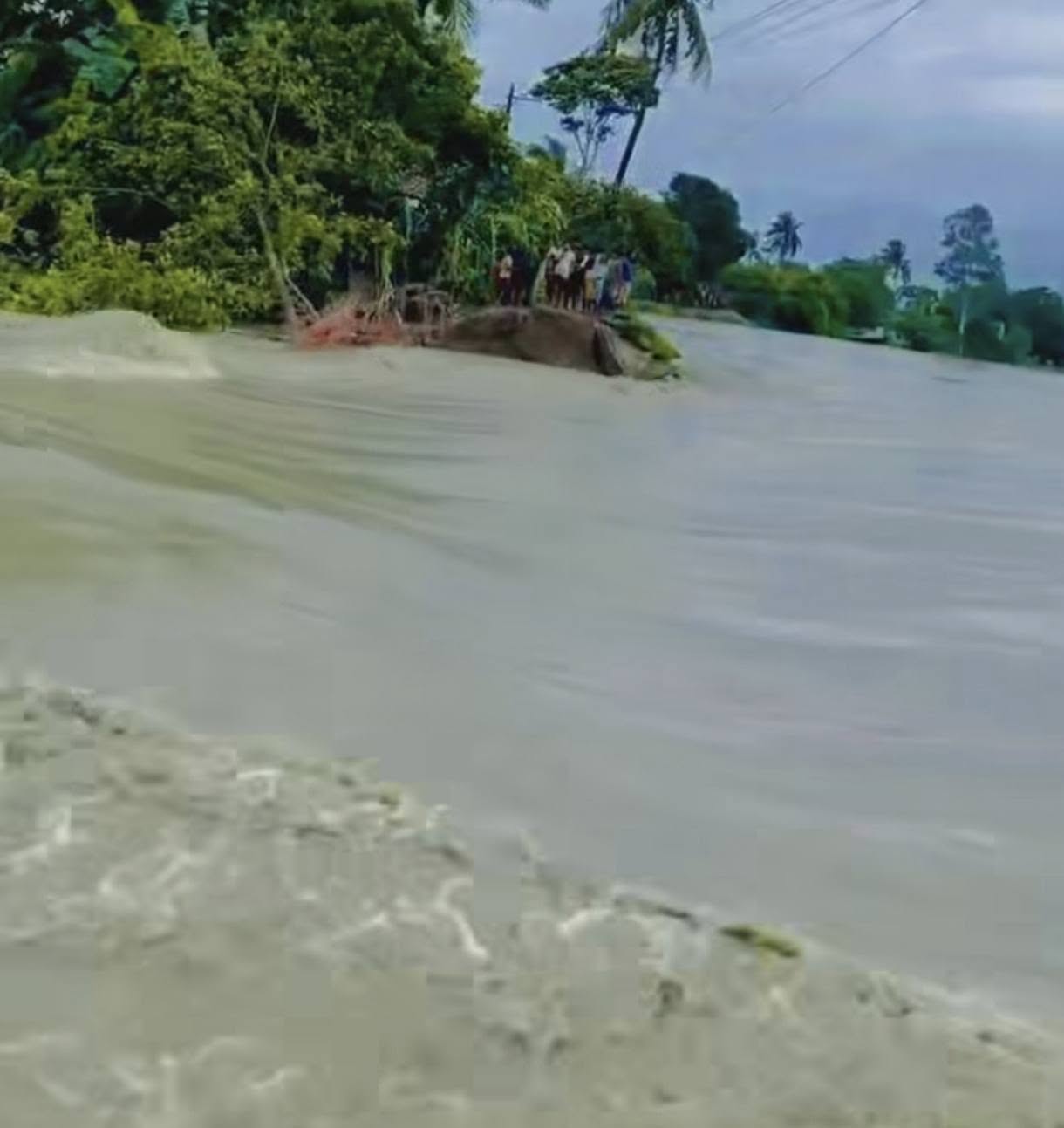 ধলাই ও খোয়াই নদীর বাঁধ ভেঙে পানি ঢুকছে লোকালয়ে