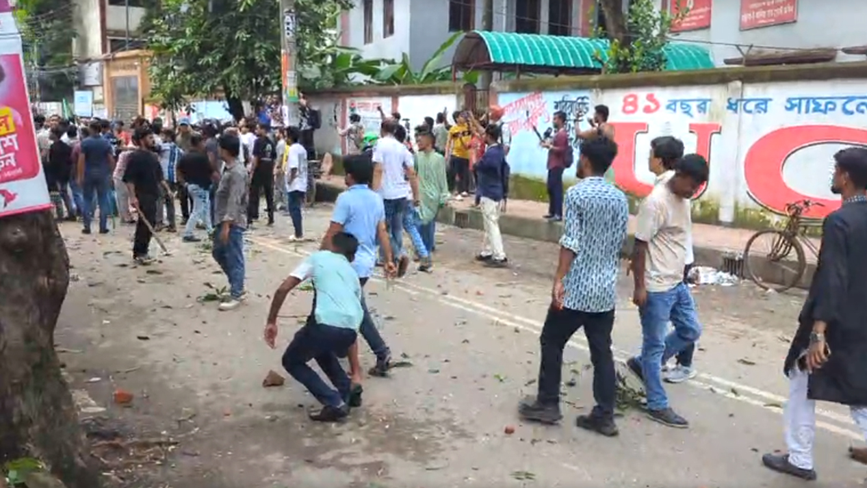ঢাকা আলিয়া মাদ্রাসায় ছাত্রদল-শিবির সংঘর্ষ