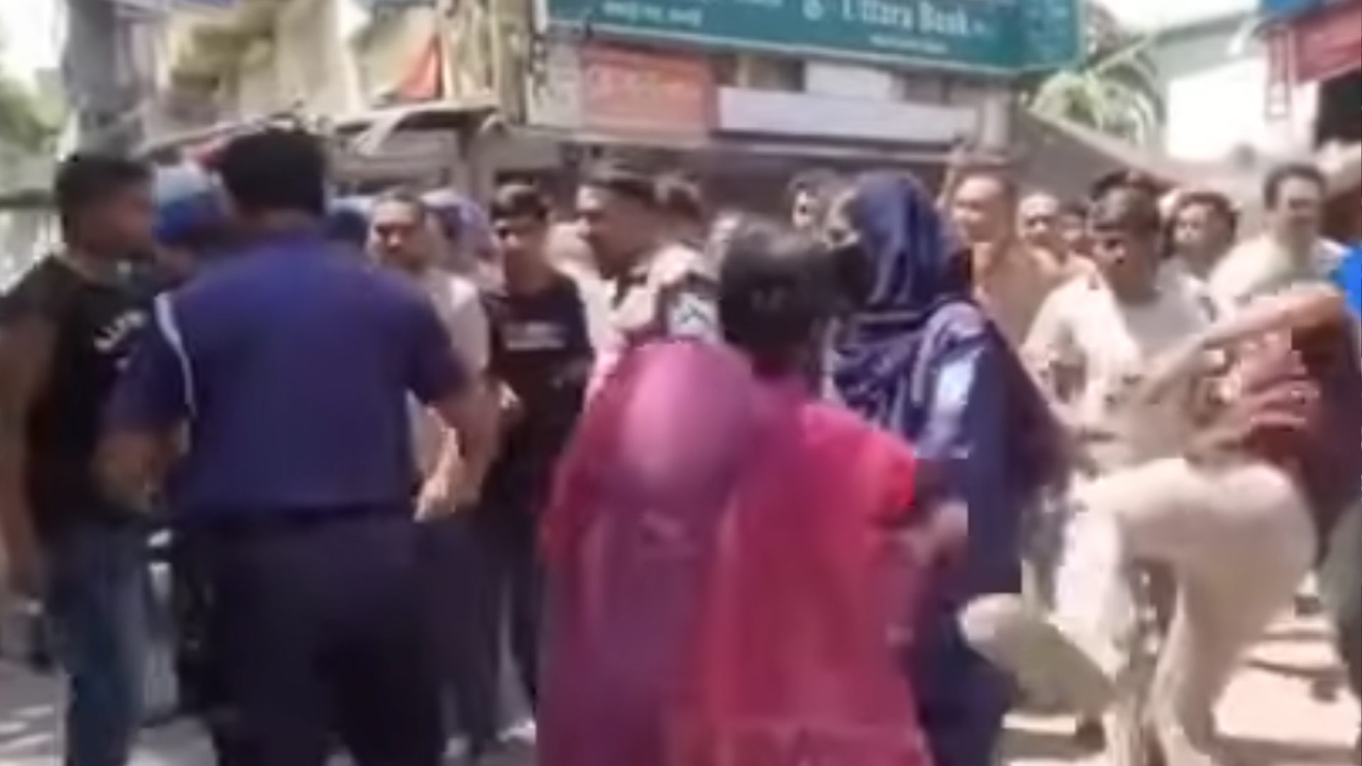 পুলিশের সামনে নারীকে লাথি দেওয়ার ভিডিও নিয়ে যা জানা গেল