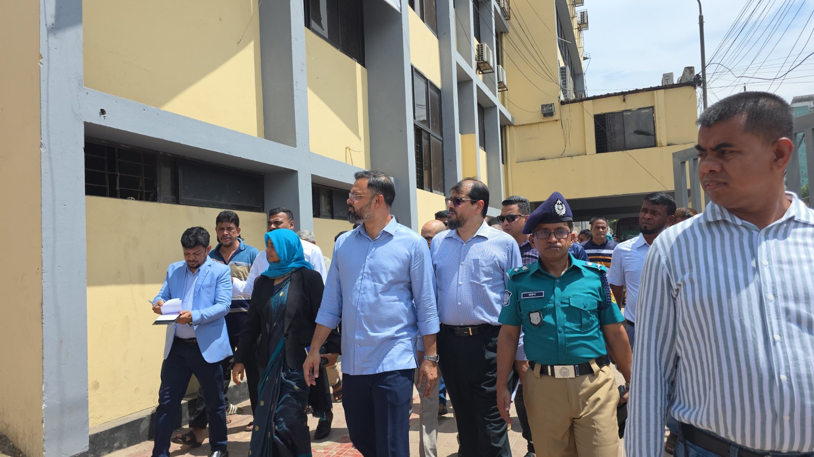 কমলাপুর স্টেডিয়ামের অটোরিকশার দোকানের বরাদ্দ বাতিলের নির্দেশ ক্রীড়া প্রতিমন্ত্রীর, প্রশাসক সাময়িক বরখাস্ত
