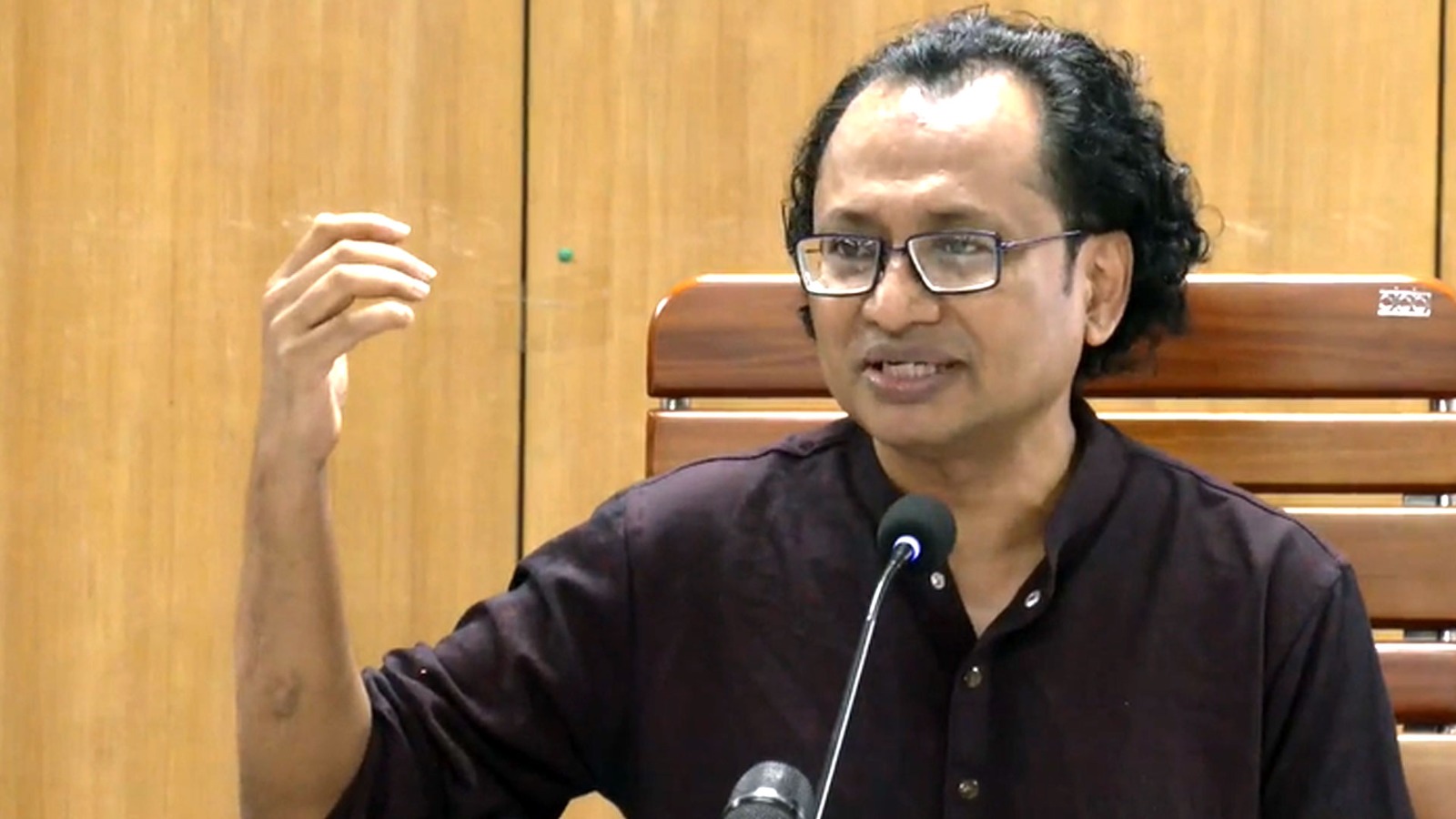 গ্যাস-বিদ্যুৎ সংকট শিগগির কাটবে, তবে সামনে অস্থির সময়: তথ্য উপদেষ্টা