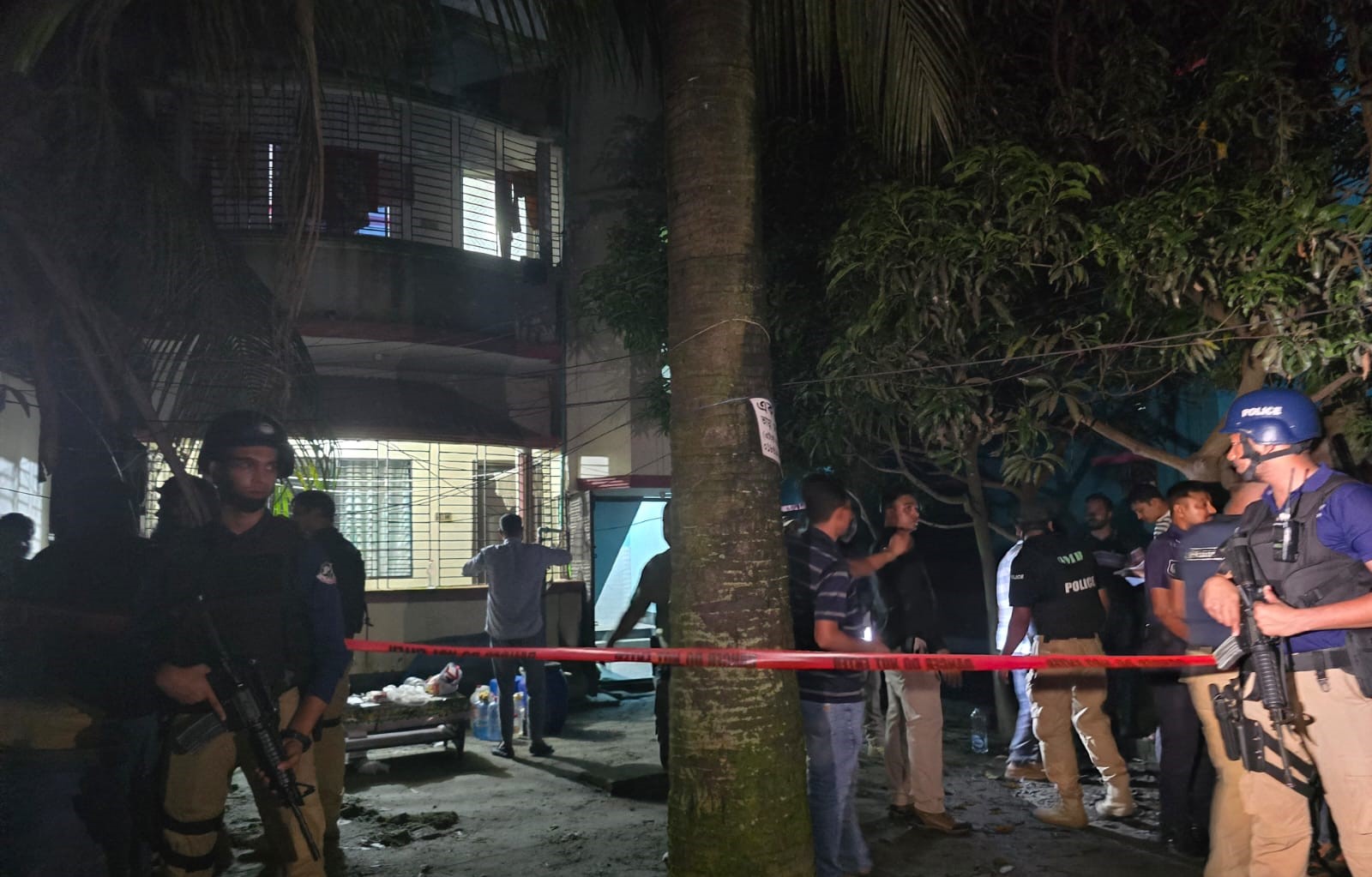 সাভারে ঘিরে রাখা ভবন নিয়ে যা জানাল পুলিশ