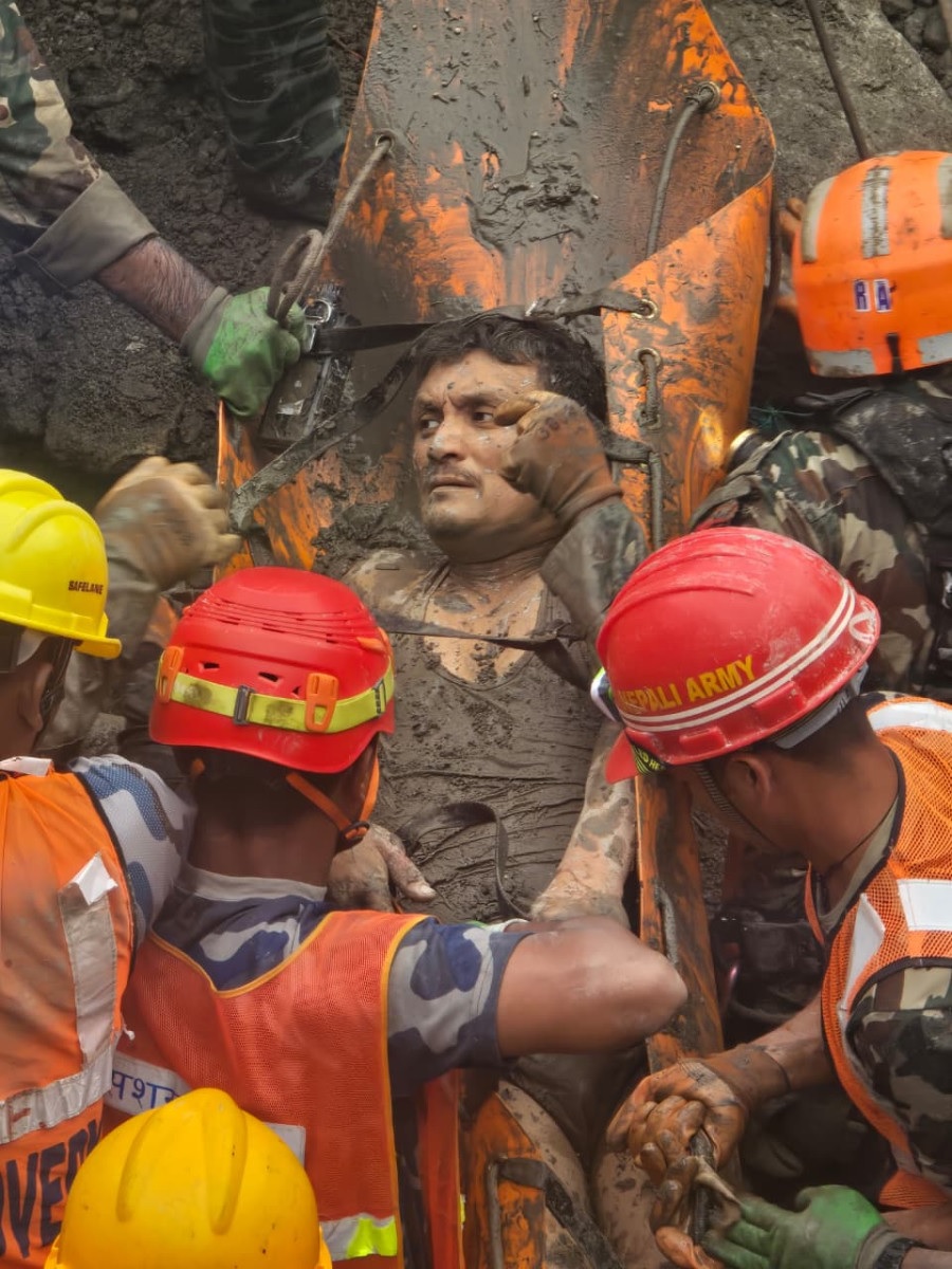 নেপালে ৯ দিন পর সুড়ঙ্গ থেকে ২ শ্রমিককে জীবিত উদ্ধার