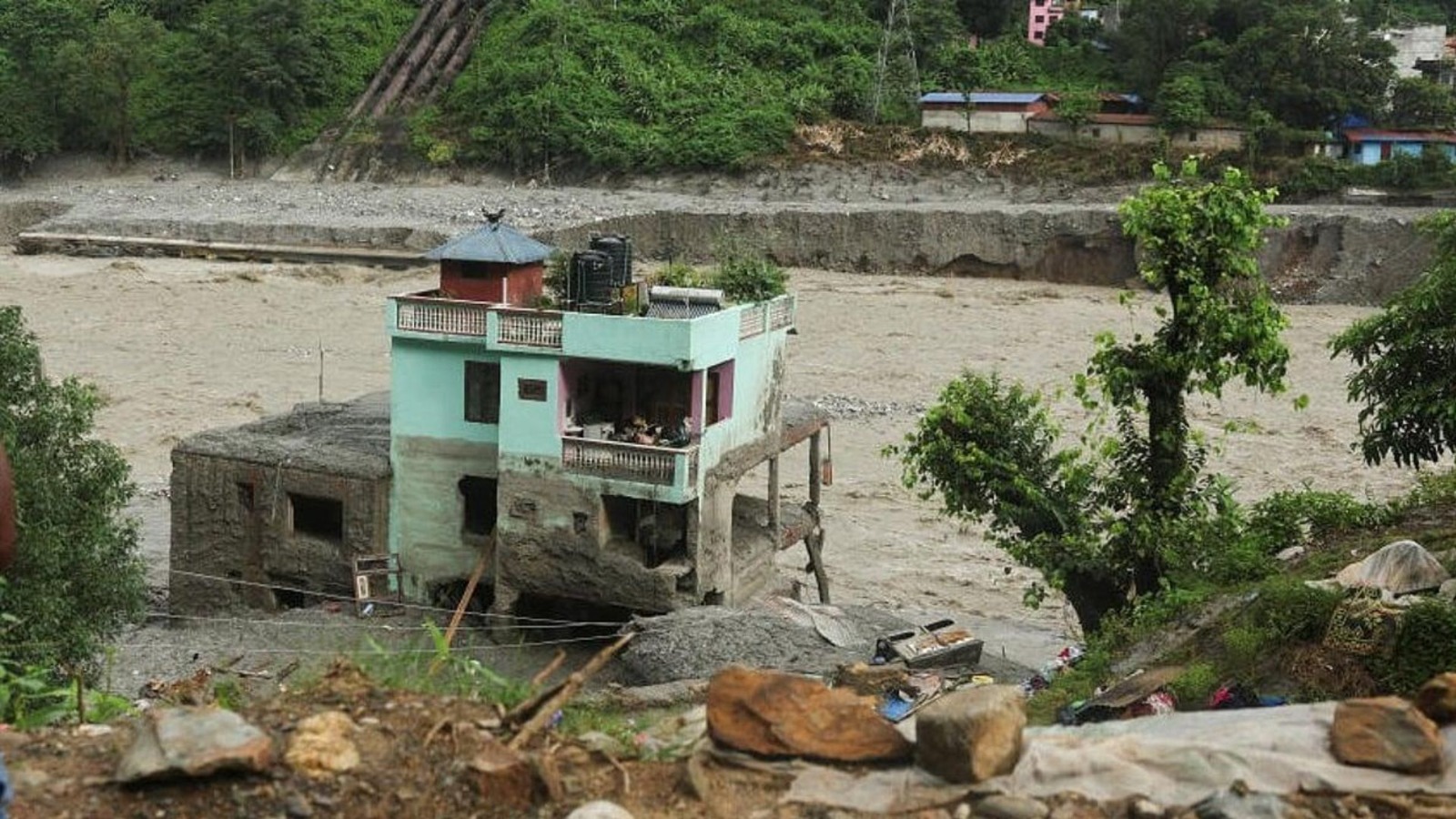 বন্যায় টিকে থাকা নেপালের সেই ‘সবুজ বাড়ি’