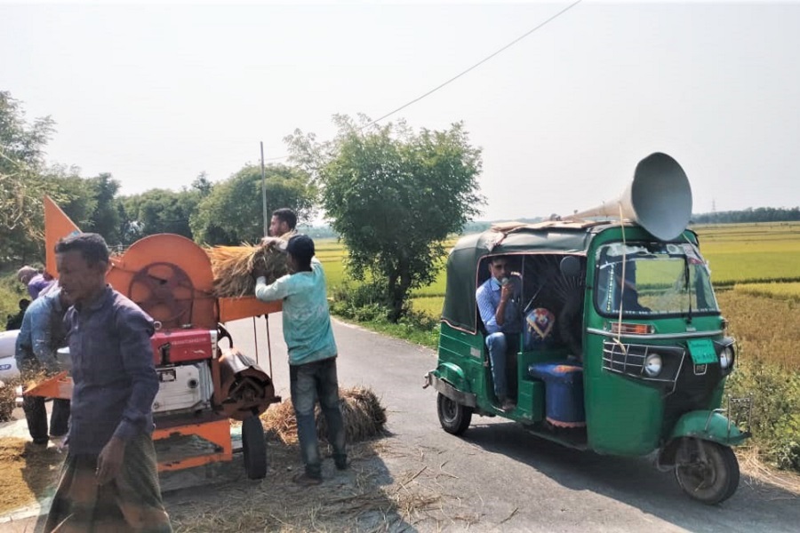 হাওরে বিরূপ আবহাওয়া সতর্কতায় দ্রুত ধান কাটতে মাইকিং