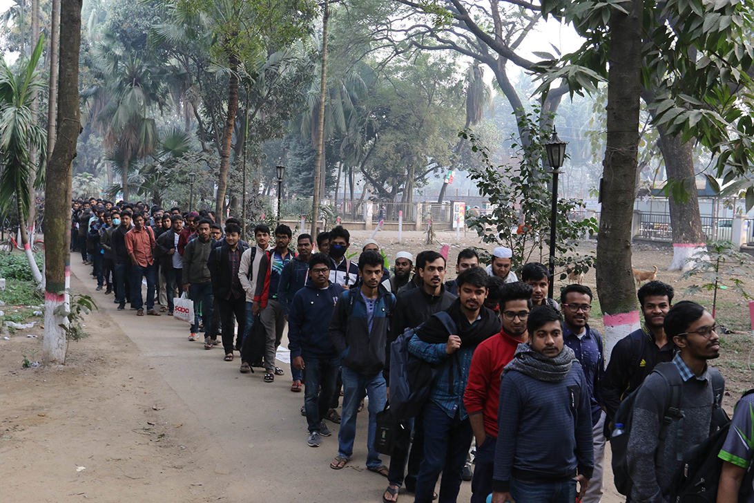 অ্যাকাডেমিক বই পড়তে নয়, চাকরির প্রস্তুতি নিতে গ্রন্থাগারে ভিড়
