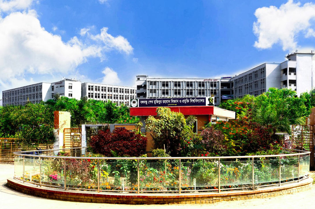 নিজেই নিজের ডিগ্রিদাতা!