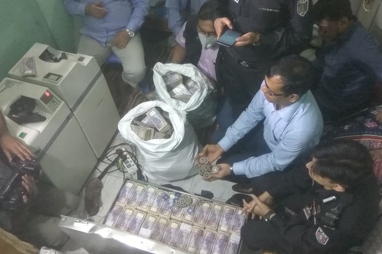 এনু-রুপনের বাসা থেকে নগদ ২৬.৫৫ কোটি, এফডিআর ৫.১৫ কোটি, ১ কেজি সোনা উদ্ধার