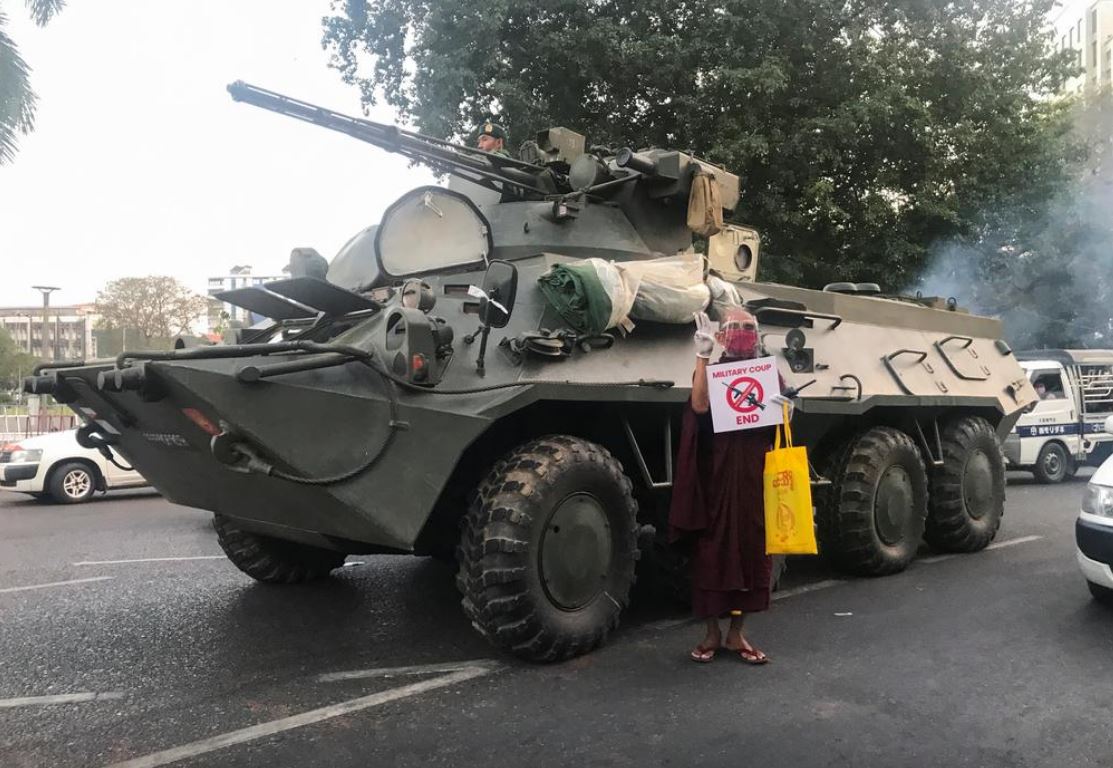 মিয়ানমারে বিক্ষোভ ঠেকাতে সাঁজোয়া যান