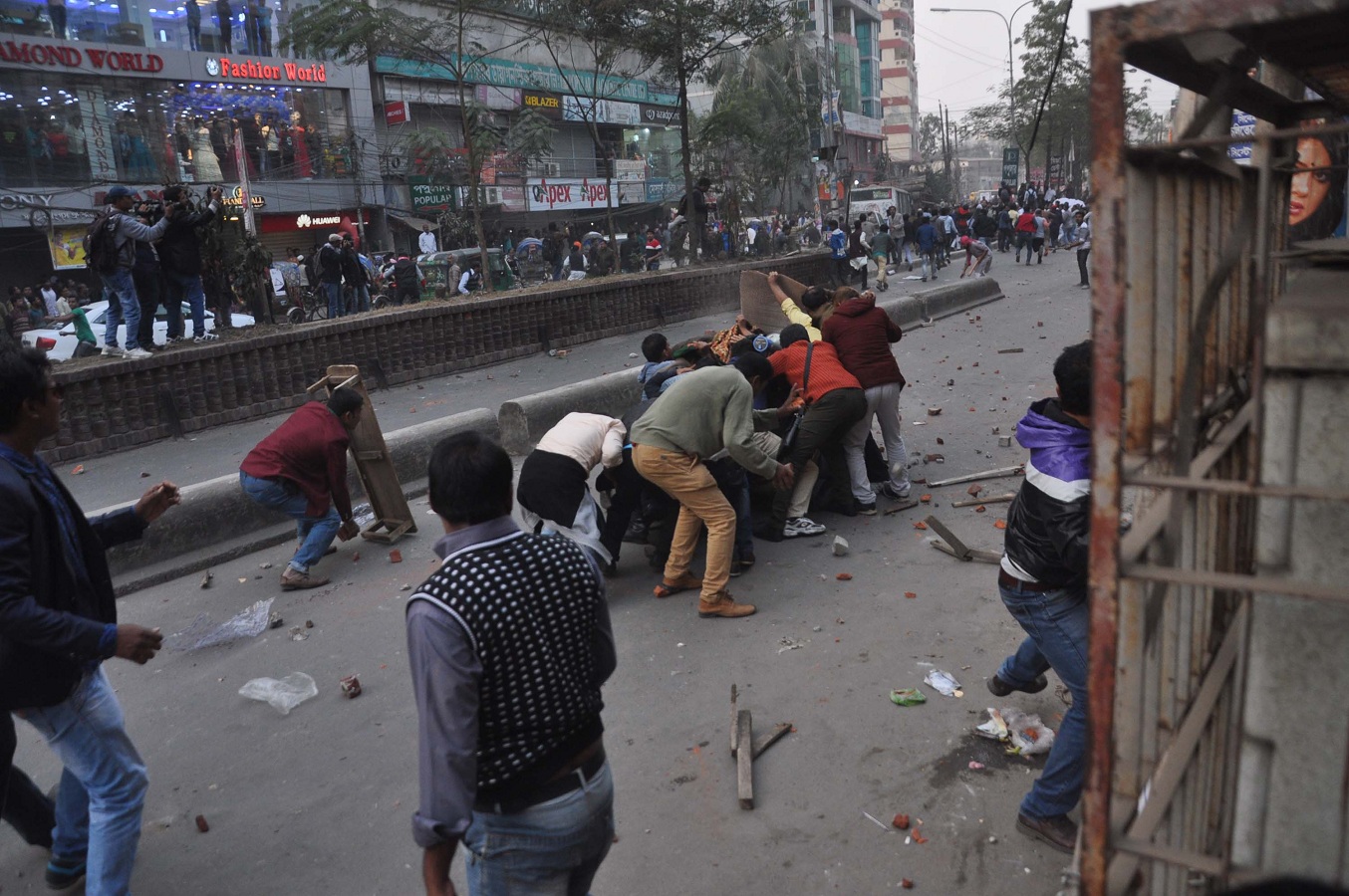 নারায়ণগঞ্জে শামীম-আইভী সমর্থকদের মধ্যে সংঘর্ষ 