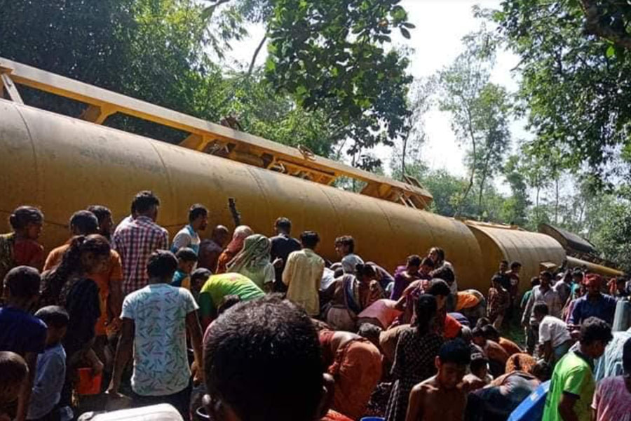 তেলবাহী ট্রেনের বগি লাইনচ্যুত, বালতি ভরে তেল সংগ্রহ করছেন স্থানীয়রা