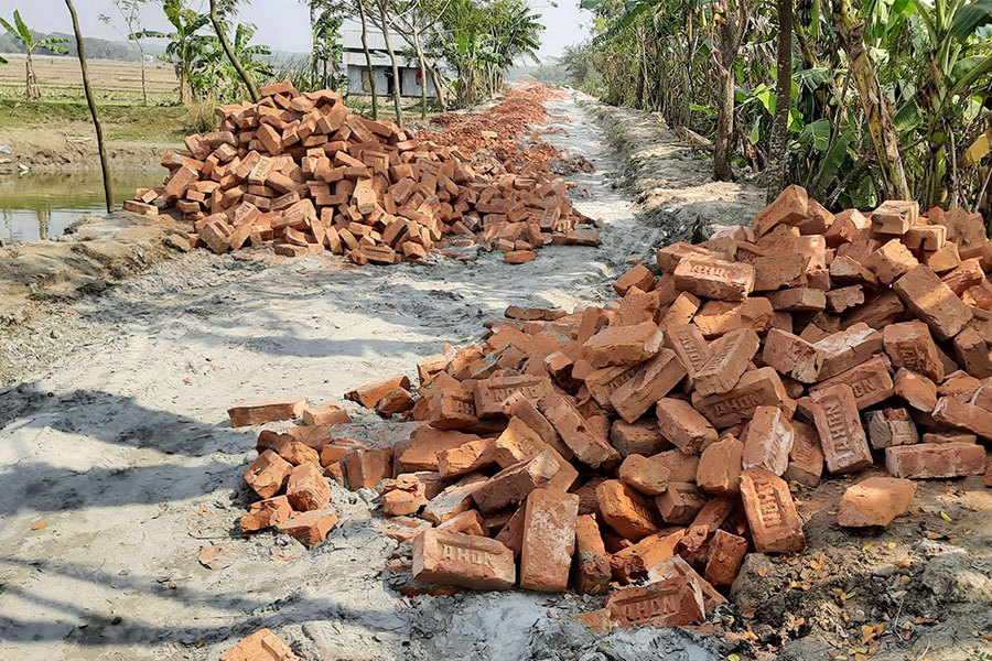 সড়ক নির্মাণে নিম্নমানের ইট