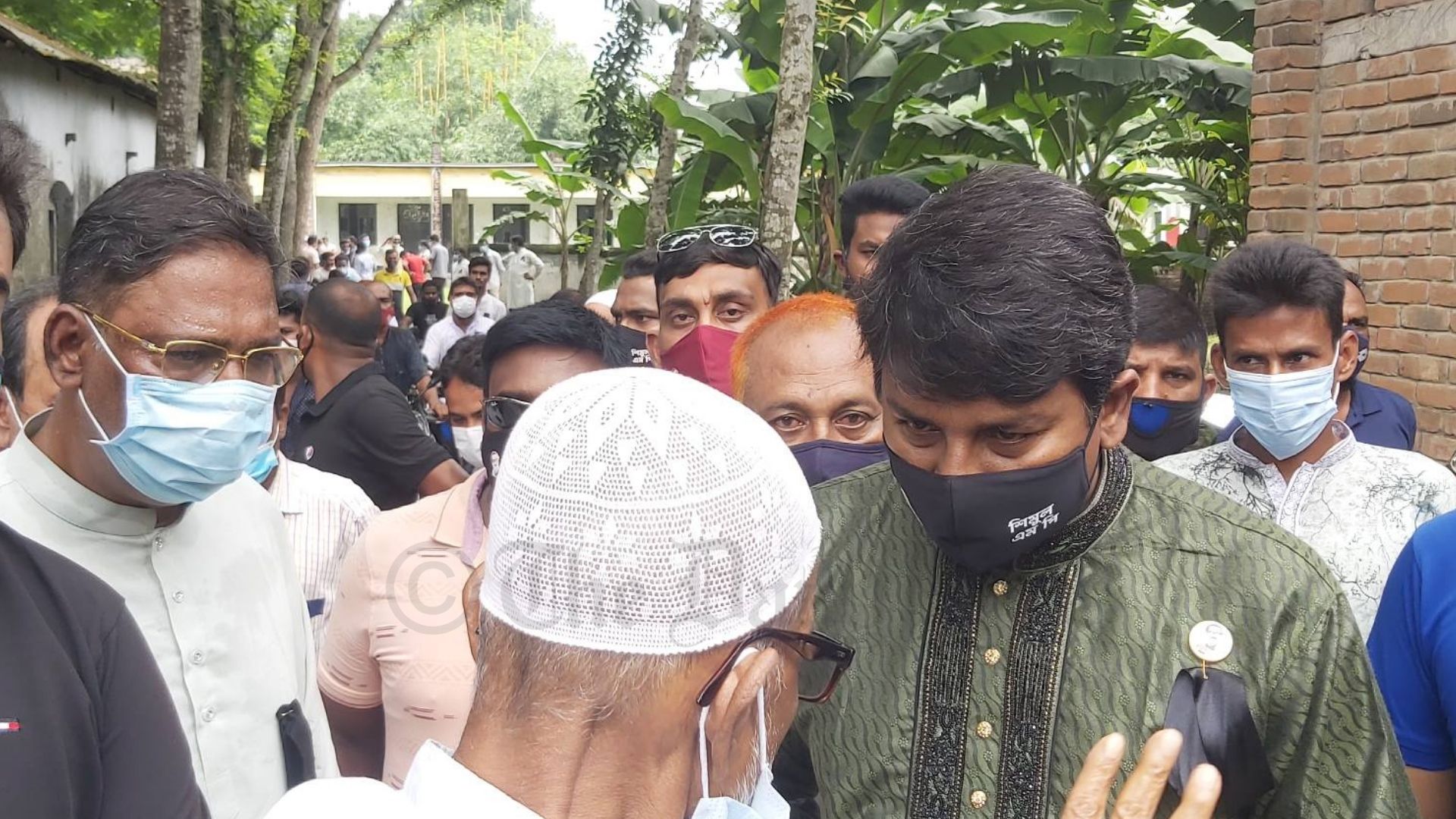 নাটোরে এমপি শিমুলের সঙ্গে প্রকাশ্যে ওয়ারেন্টের আসামি