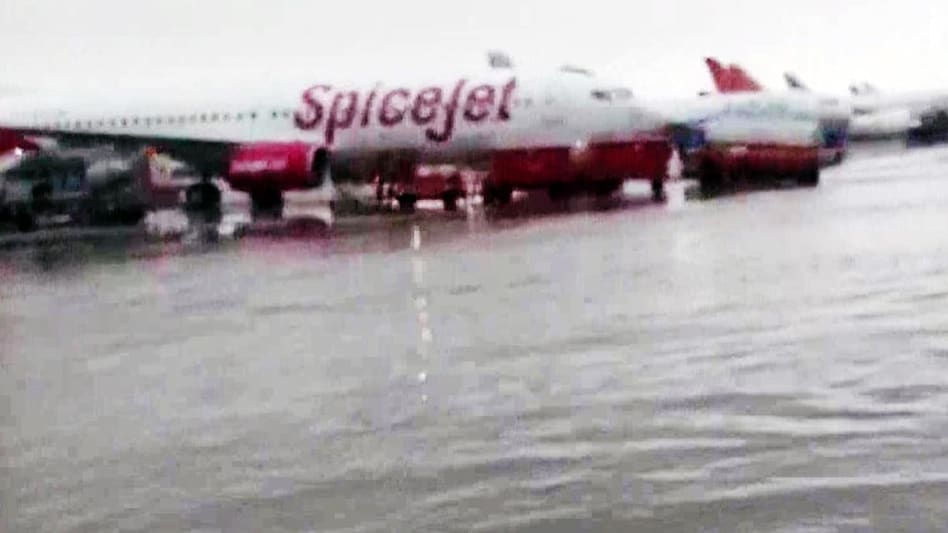 রেকর্ড বৃষ্টিতে প্লাবিত দিল্লি বিমানবন্দর