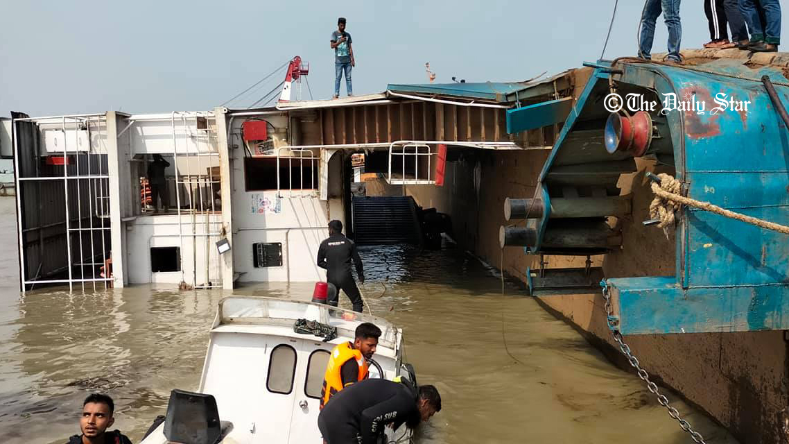 ৪০ বছরের পুরনো ফেরি ডুবে গেল  ১৭ গাড়ি নিয়ে, উদ্ধারে হামজা