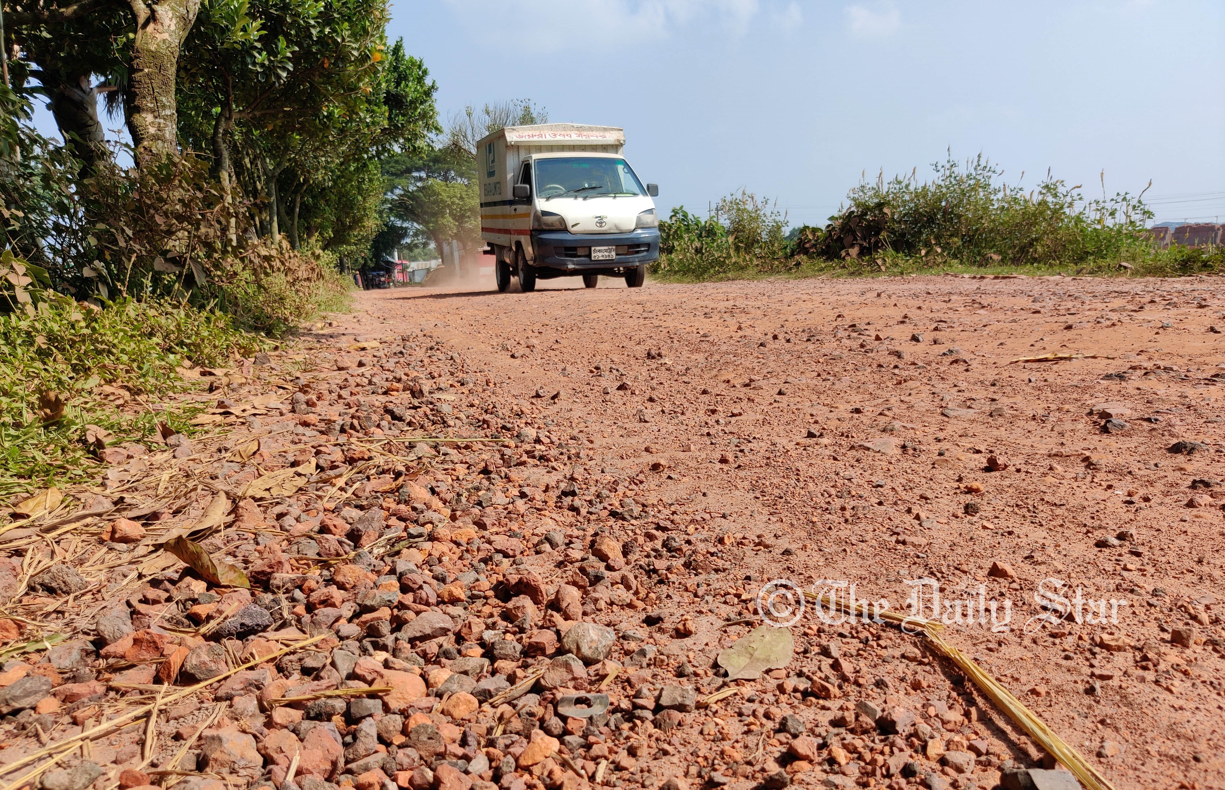 পুরোনো ইট দিয়ে ১৮ কোটি টাকার সড়ক সংস্কার!
