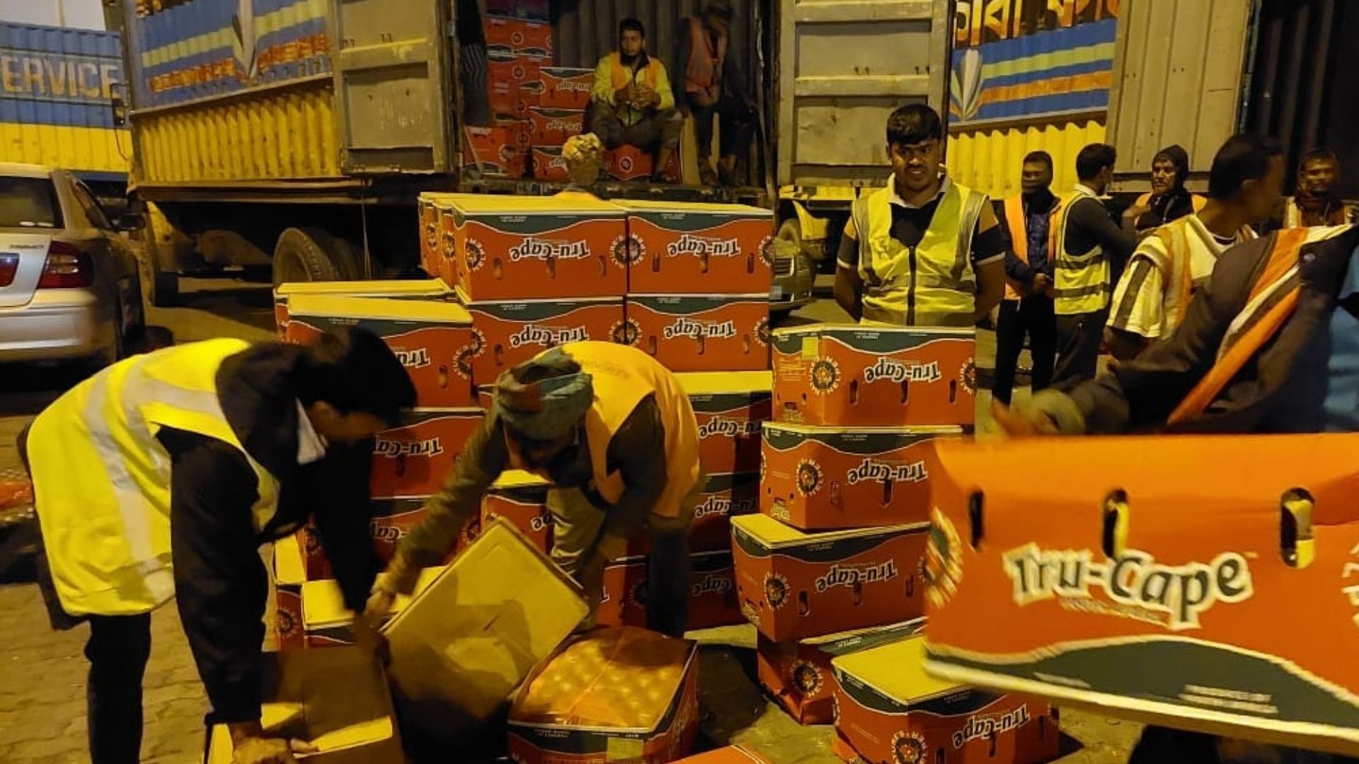 চট্টগ্রামে আপেলের ঘোষণা দিয়ে সিগারেট আমদানি