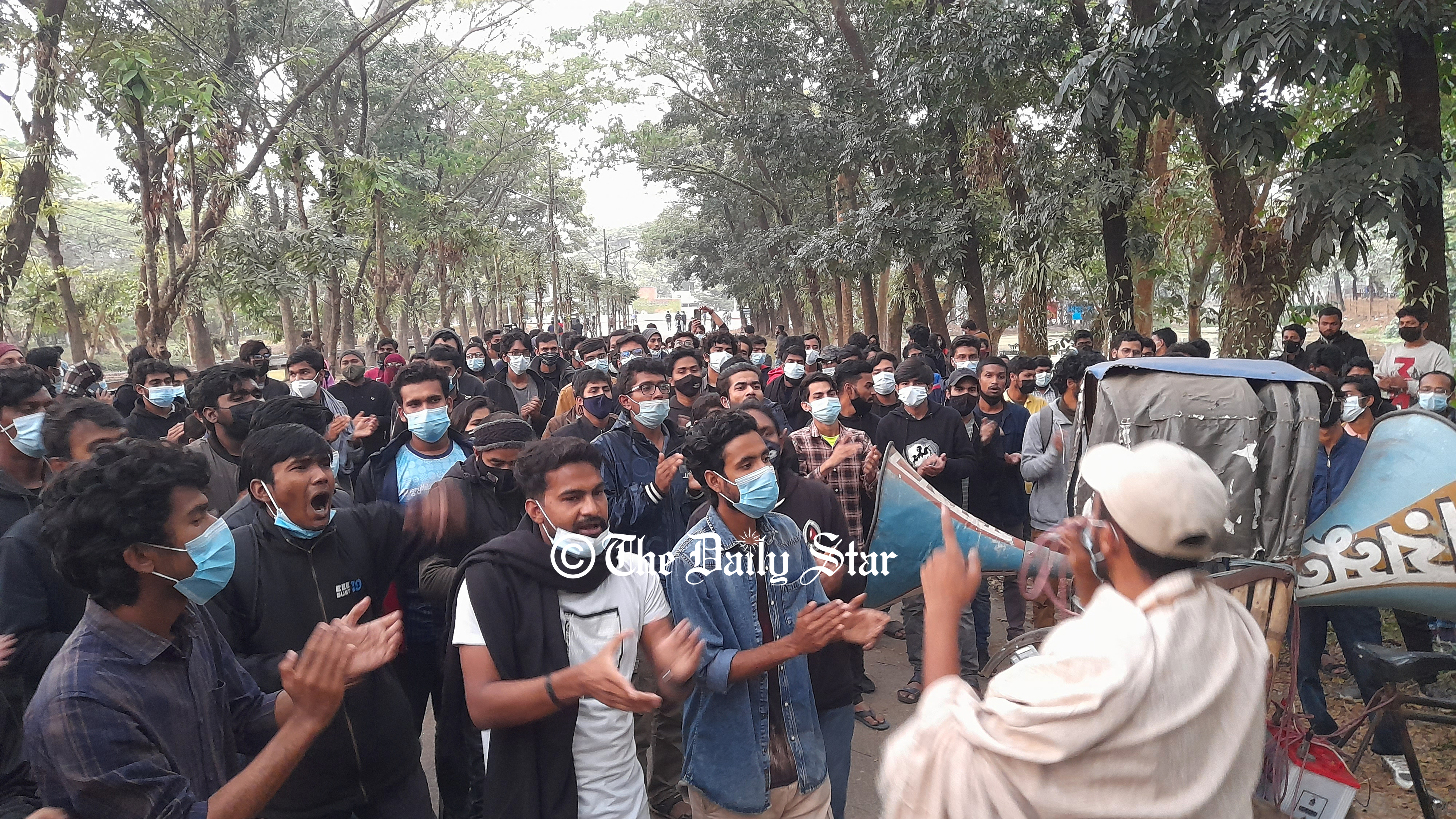 শাবিপ্রবি: আন্দোলনকারীদের মোবাইল ব্যাংকিং ও মেডিকেল সাপোর্ট বন্ধ