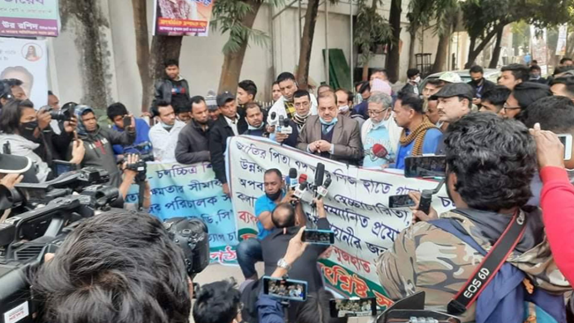 এফডিসির গেটে অবস্থান নিয়েছে চলচ্চিত্রের ১৭ সংগঠন