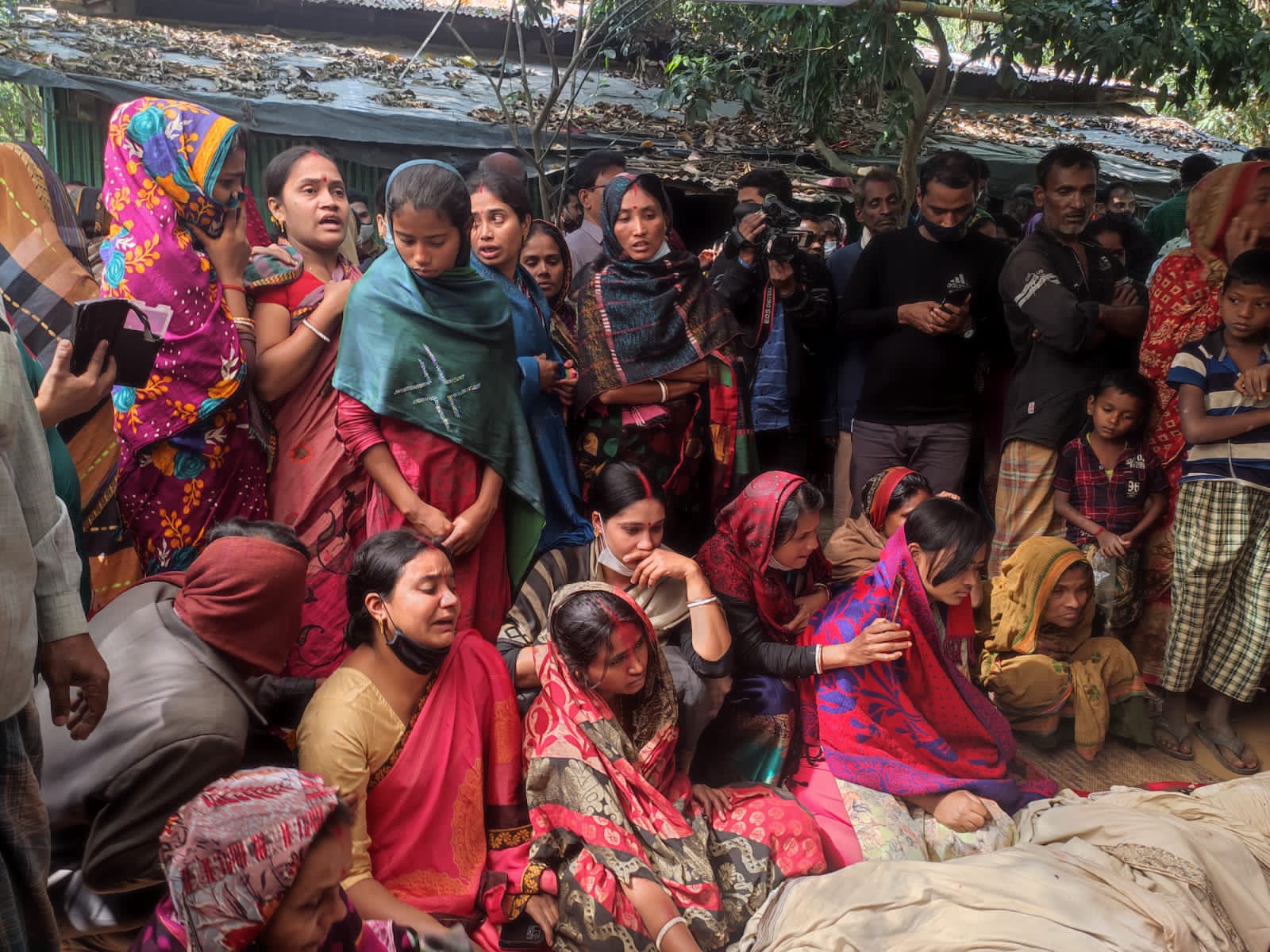 পূজা শেষে বাড়ি ফেরার পথে সড়কে প্রাণ গেল ৪ সহোদরের