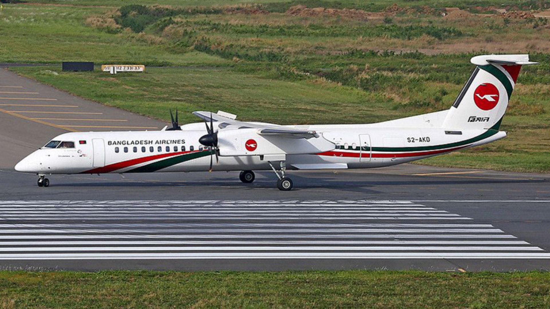 ৮ দিন ধরে বিকল হয়ে পড়ে আছে বিমানের নতুন ড্যাশ-৮