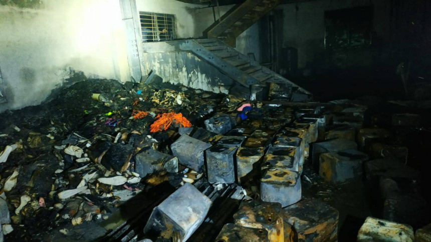 আশুলিয়ায় জুতা কারখানায় আগুন, ৩ জনের মরদেহ উদ্ধার