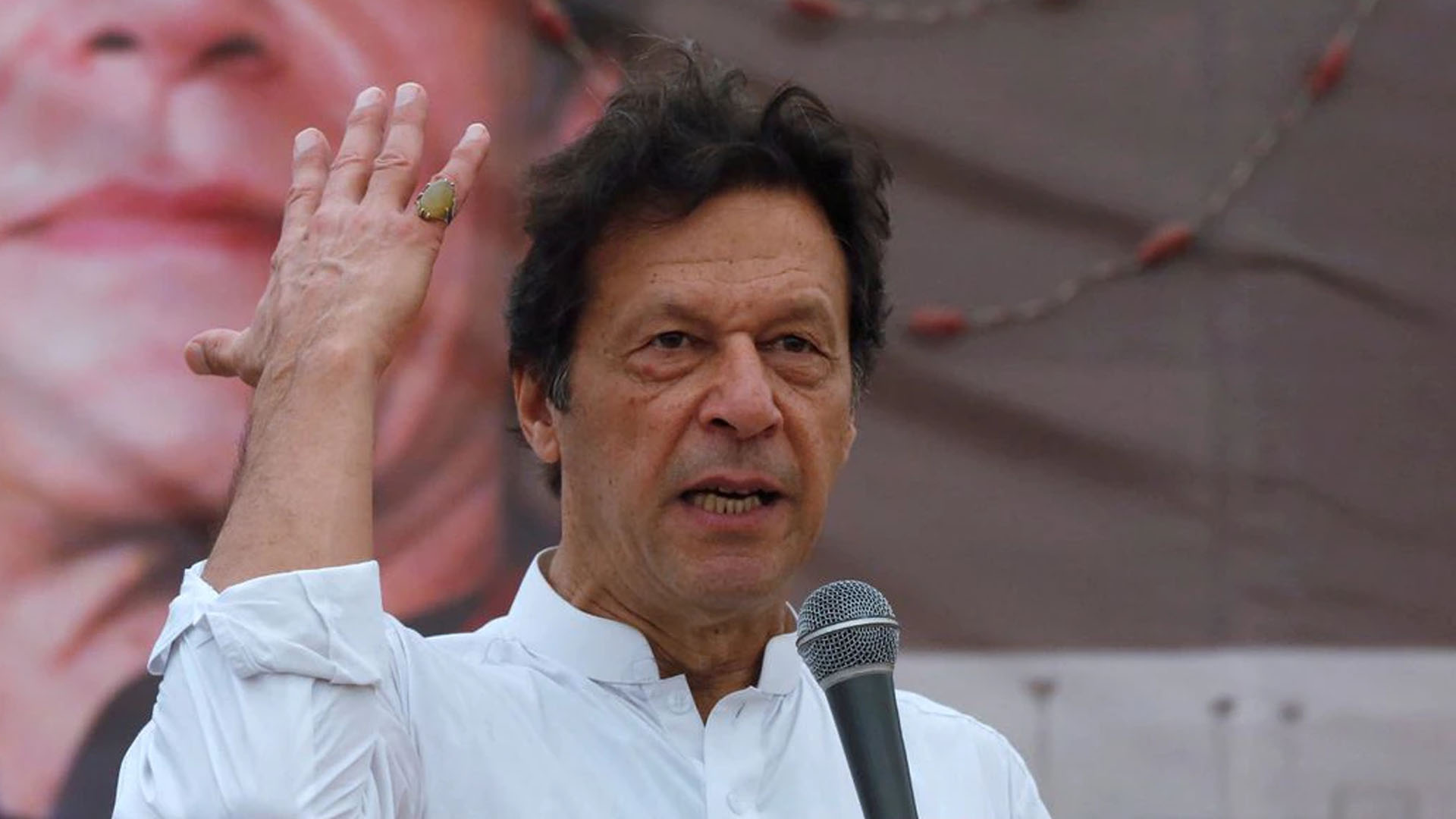 ক্ষমতায় টিকে থাকতে ইমরান খানের কৌশল