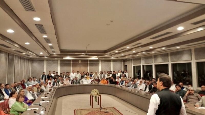 জাতীয় পরিষদ থেকে একযোগে পদত্যাগের সিদ্ধান্ত ইমরানের দলের